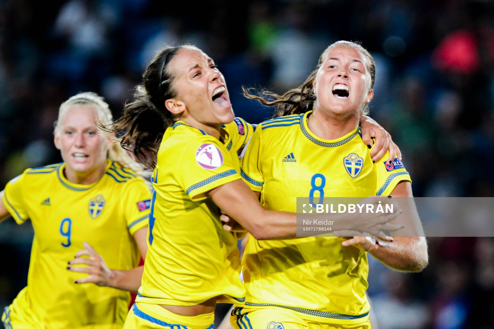 Sveriges Anna Oskarsson och Filippa Angeldal, th, firar