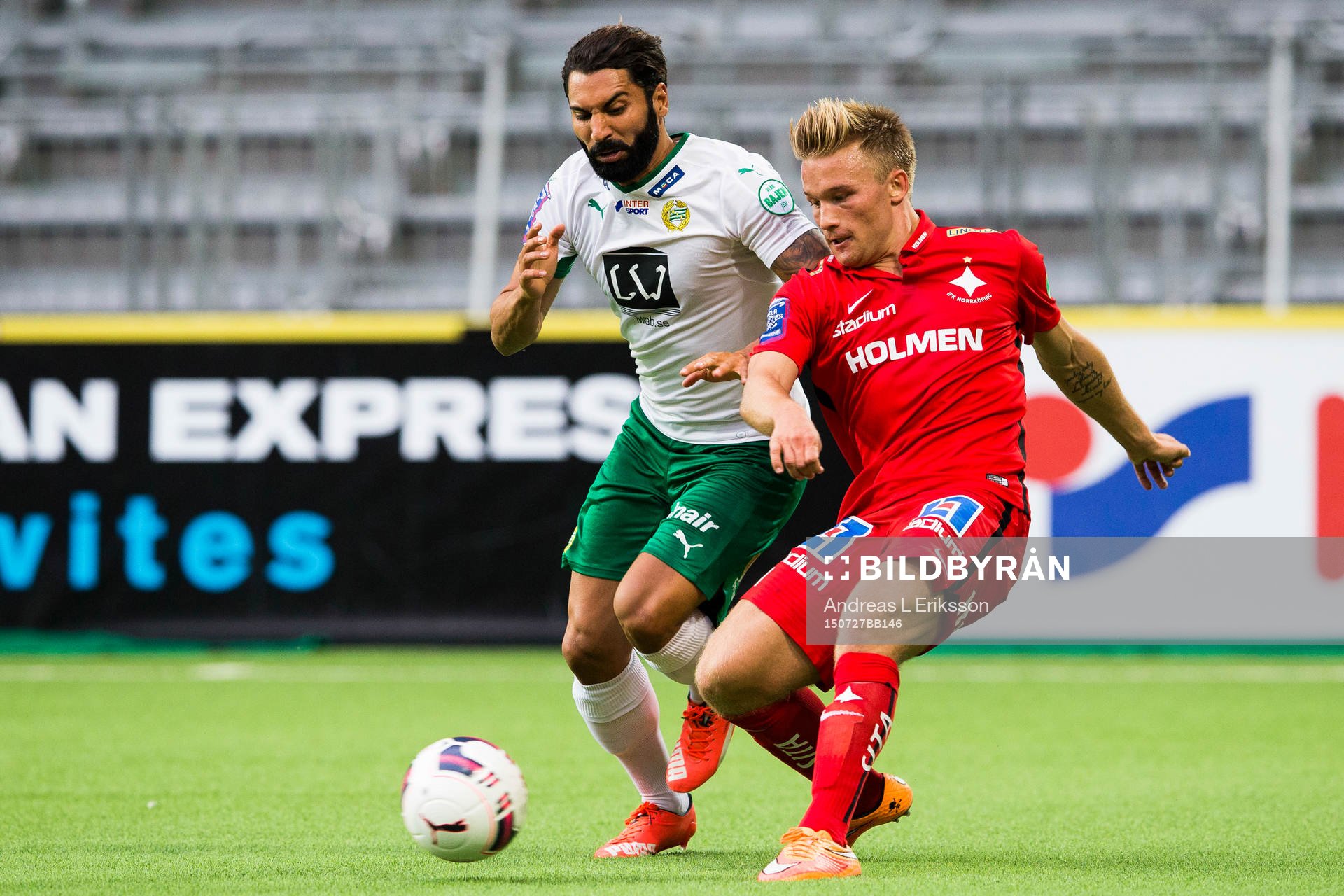 Hammarbys Stefan Batan i kamp om bollen med Norrköpings