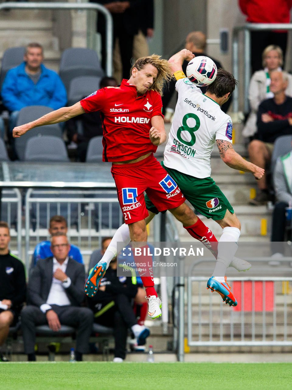 Norrköpings Andreas Hadenius i en nickduell med Hammarbys