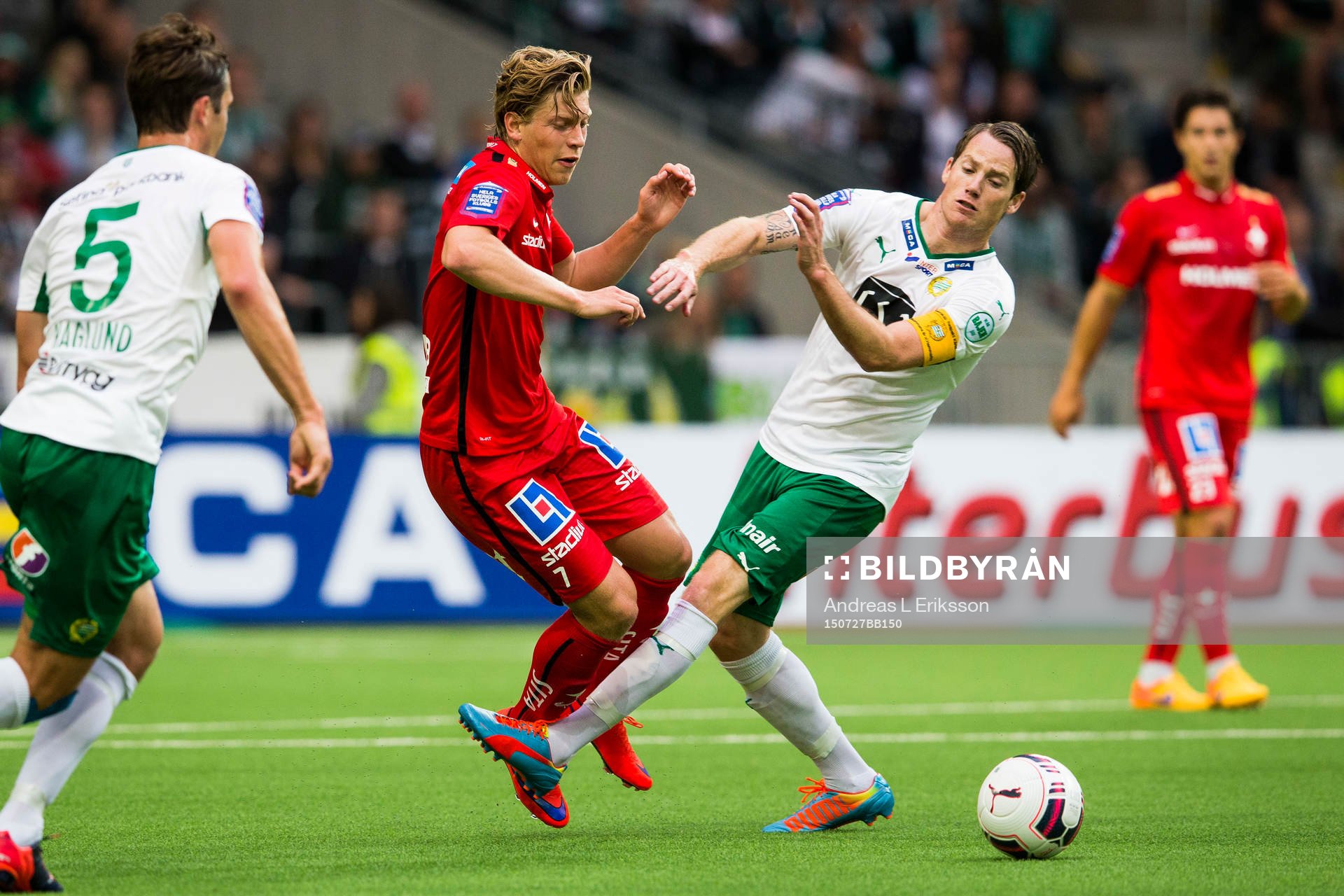 Norrköpings Alexander Fransson i kamp om bollen med