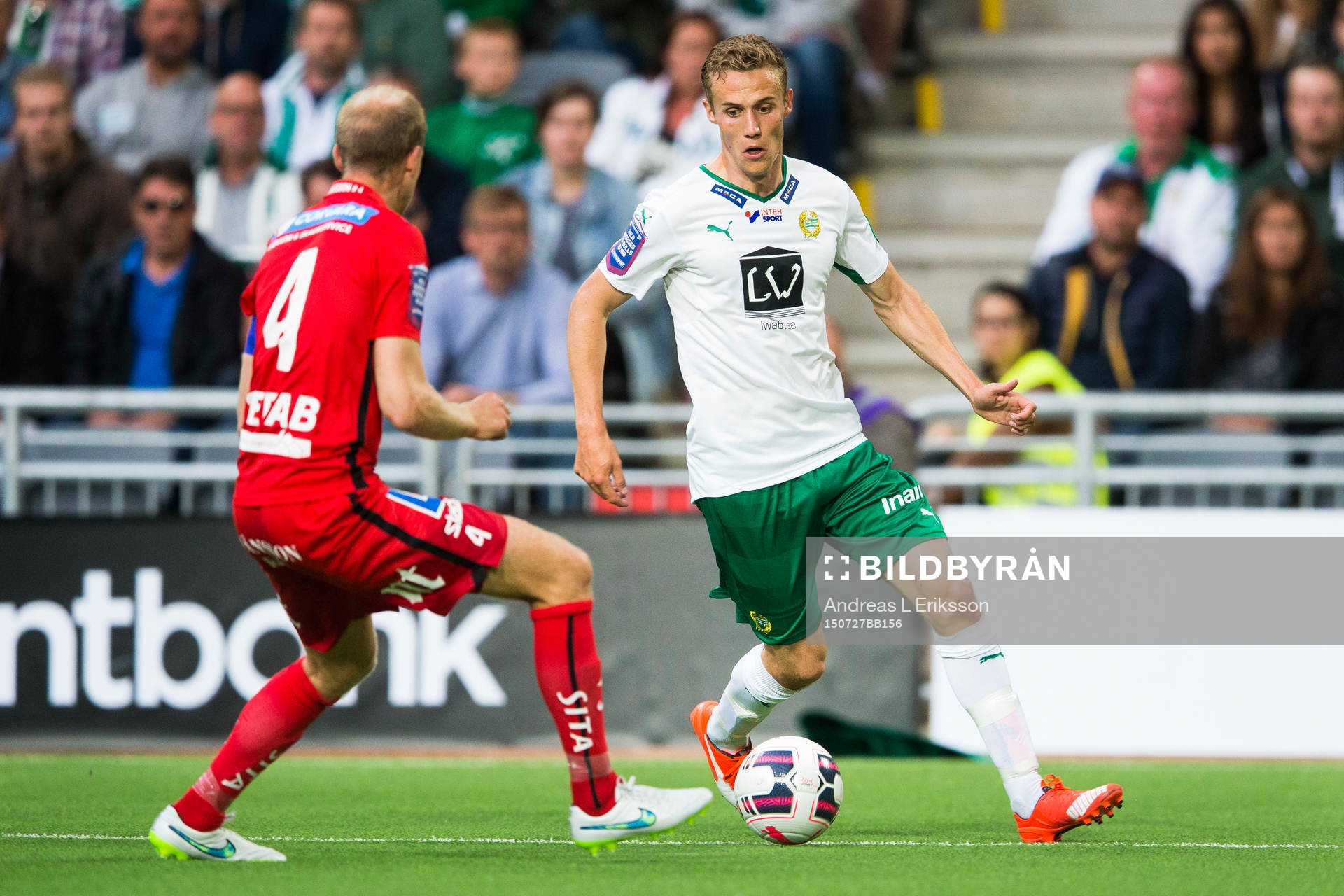 Norrköpings Andreas Johansson försvarar sig mot Hammarbys