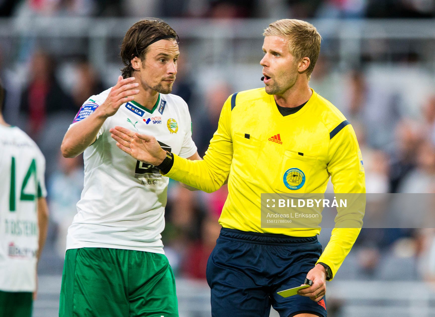 Hammarbys Linus Hallenius reagerar på domare Glenn Nyberg
