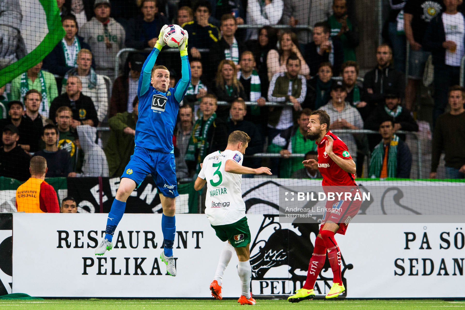 Hammarbys målvakt Ögmundur Kristinsson plockar ner bollen