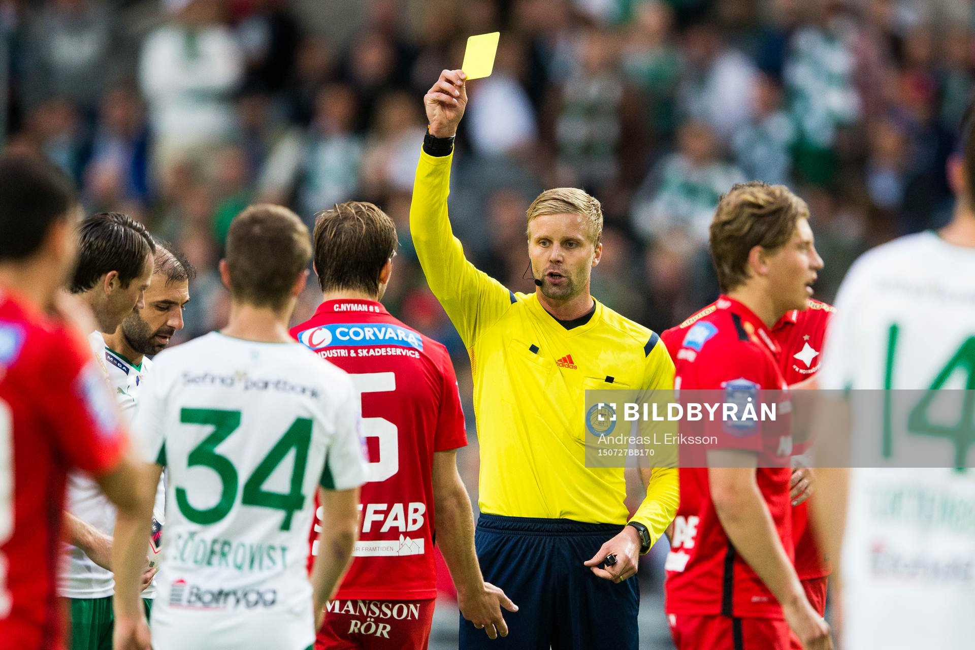Norrköpings Christoffer Nyman får gult kort av domare