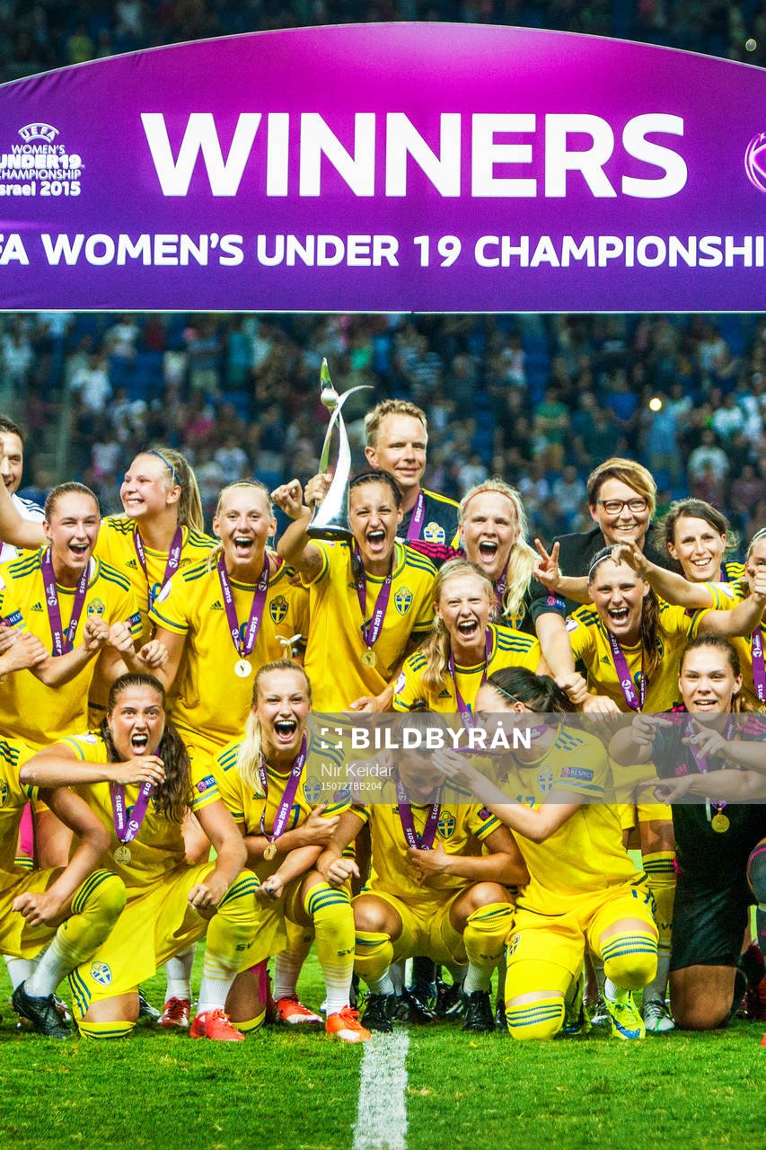 Sveriges spelare firar efter finalen i U19 EM i fotboll mellan Spanien och Sverige den 27 juli 2015 i Netanya.
