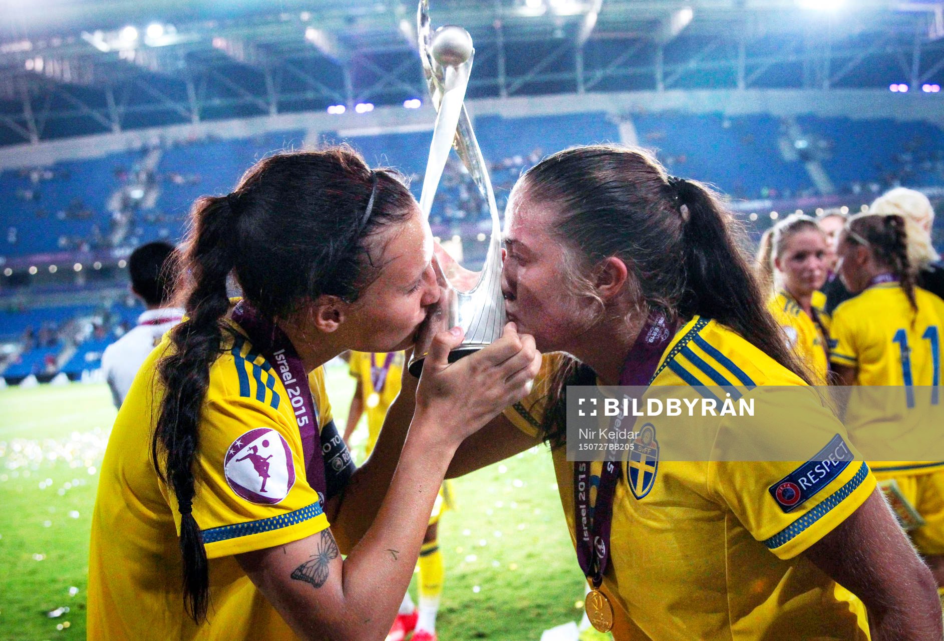Sveriges Filippa Angeldal och Nathalie Björn kysser pokalen