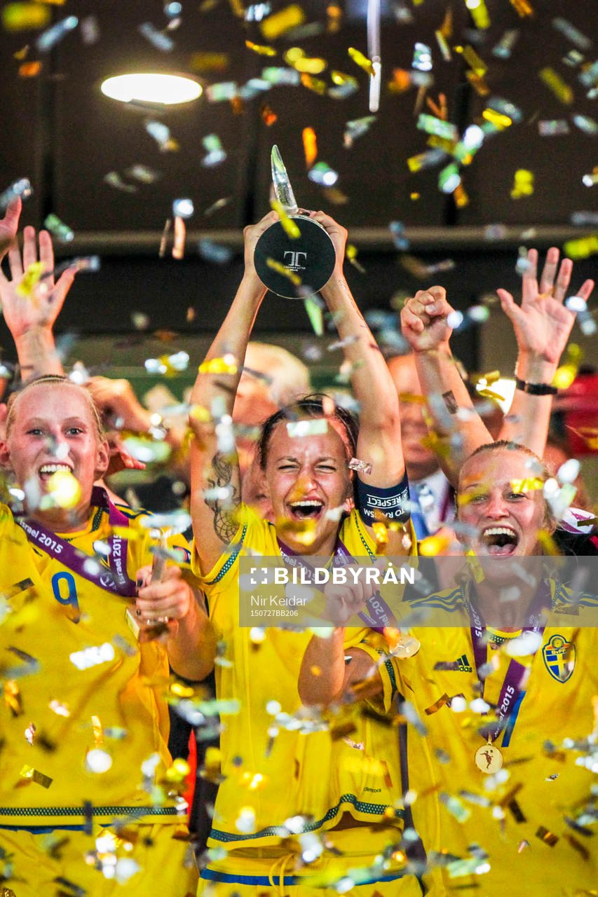 Sveriges spelare firar med pokalen