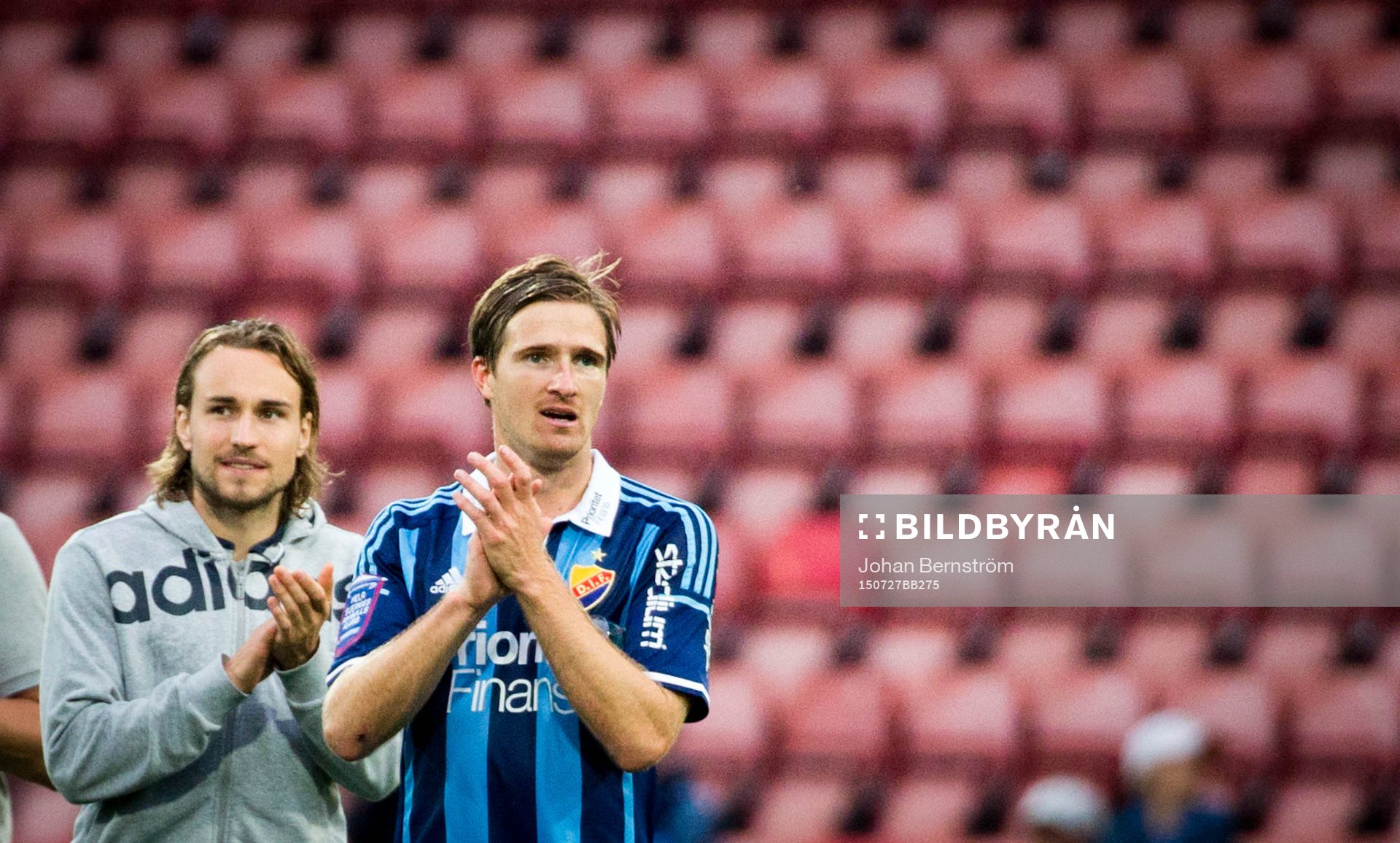 Matchens enda målskytt Djurgårdens Jesper Arvidsson jublar framför fansen med Kevin Walker efter fotbollsmatchen i Allsvenskan mellan Örebro SK och Djurgårdens IF den 27 juli 2015 i Örebro.
