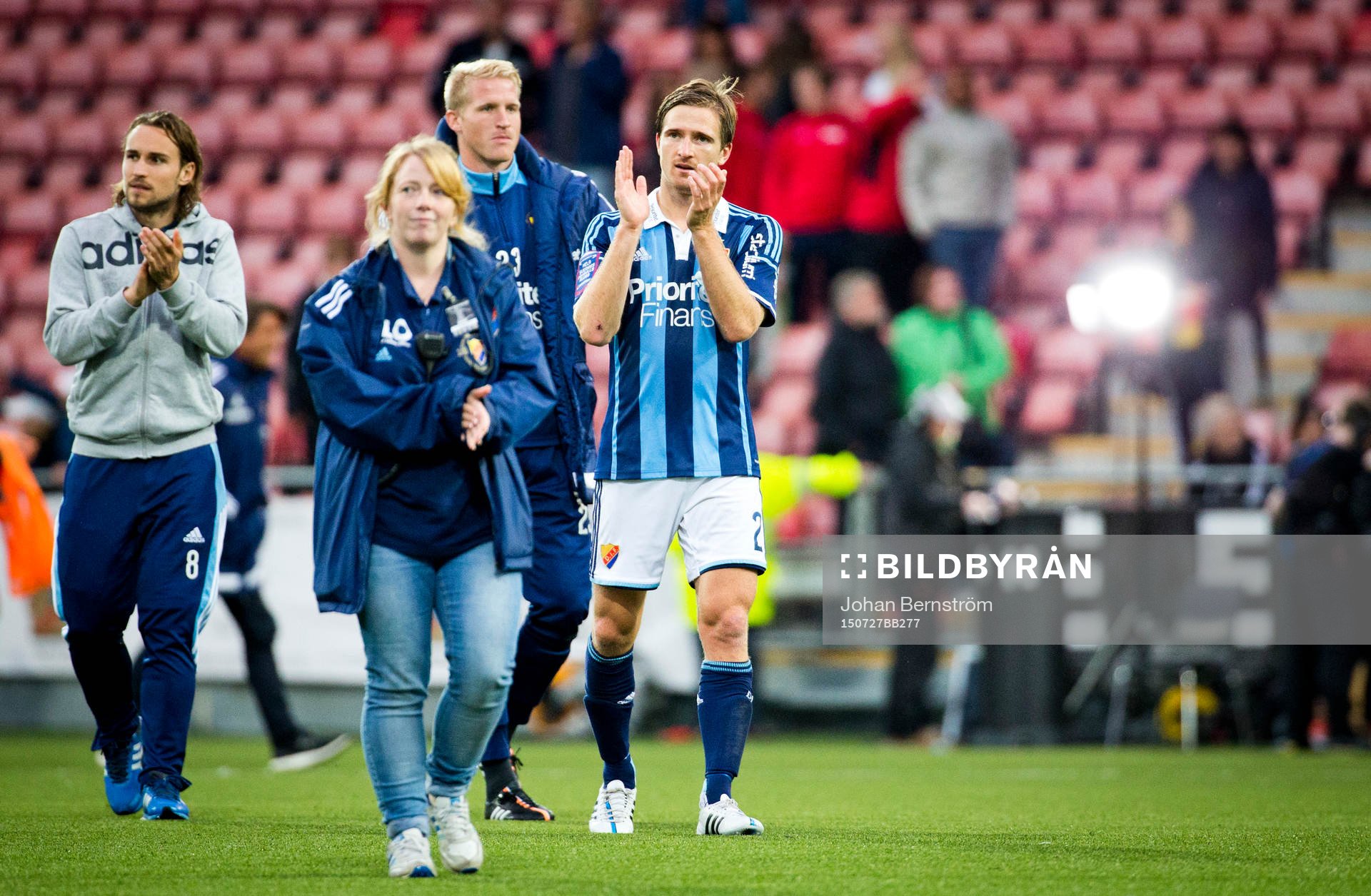 Matchens enda målskytt Djurgårdens Jesper Arvidsson jublar framför fansen med Kevin Walker efter fotbollsmatchen i Allsvenskan mellan Örebro SK och Djurgårdens IF den 27 juli 2015 i Örebro.