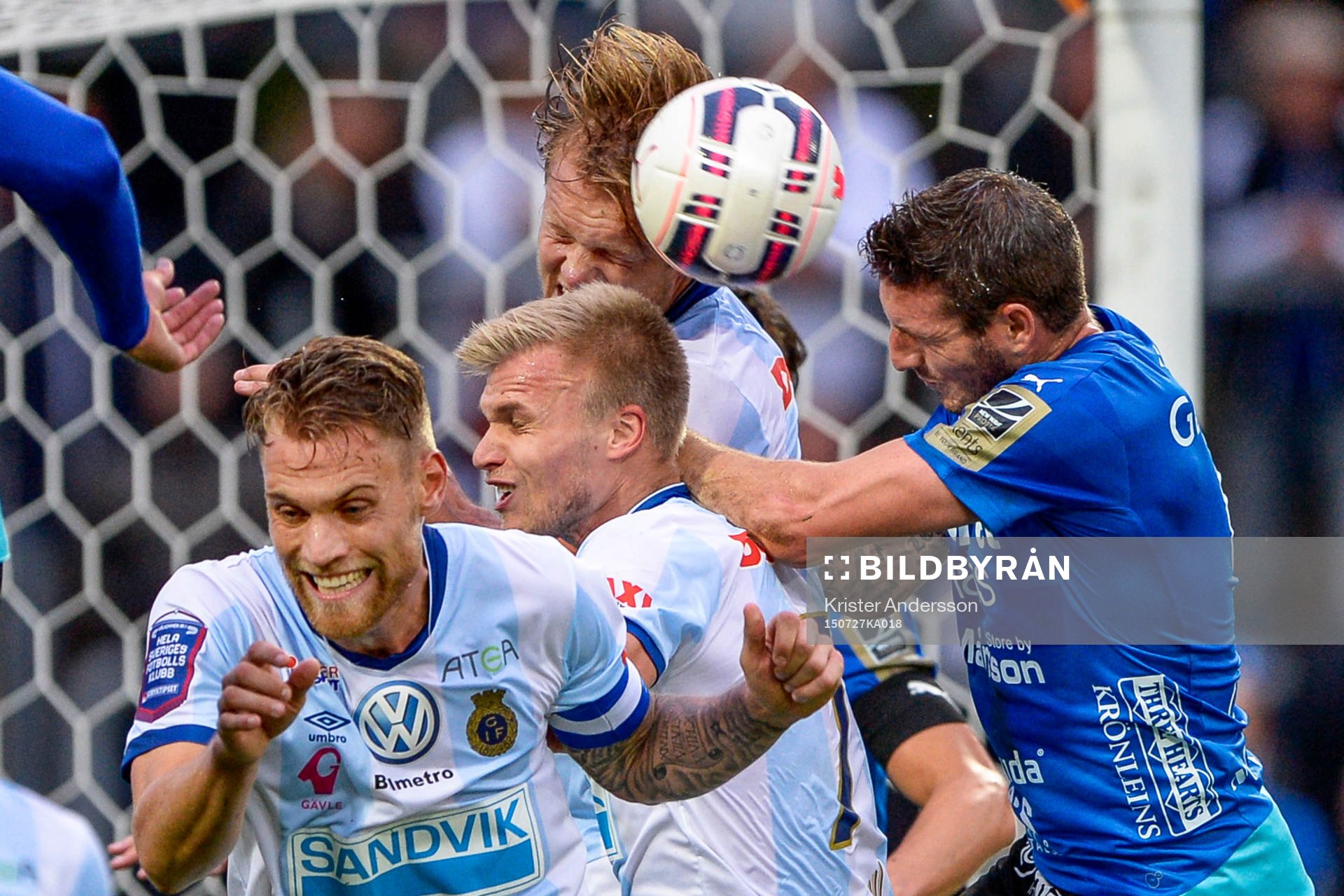 Halmstads James Keene i en nickduell under en fotbollsmatch i Allsvenskan mellan Halmstad och Gefle den 27 juli 2015 i Halmstad.