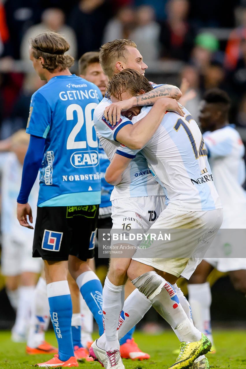 Gefles David Fällman jublar tillsammans med målskytten Anders Bååth-Sjöblom efter en fotbollsmatch i Allsvenskan mellan Halmstad och Gefle den 27 juli 2015 i Halmstad.