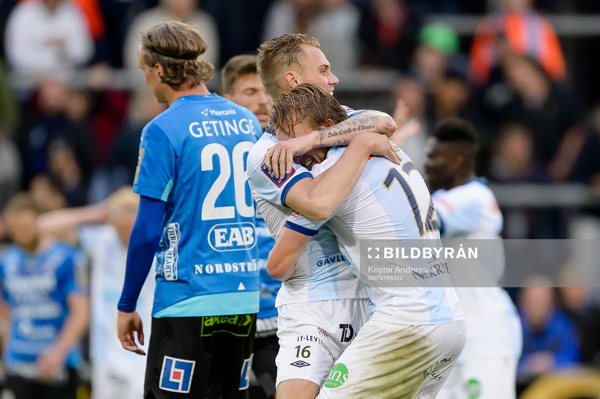 Gefles David Fällman jublar tillsammans med målskytten Anders Bååth-Sjöblom efter en fotbollsmatch i Allsvenskan mellan Halmstad och Gefle den 27 juli 2015 i Halmstad.