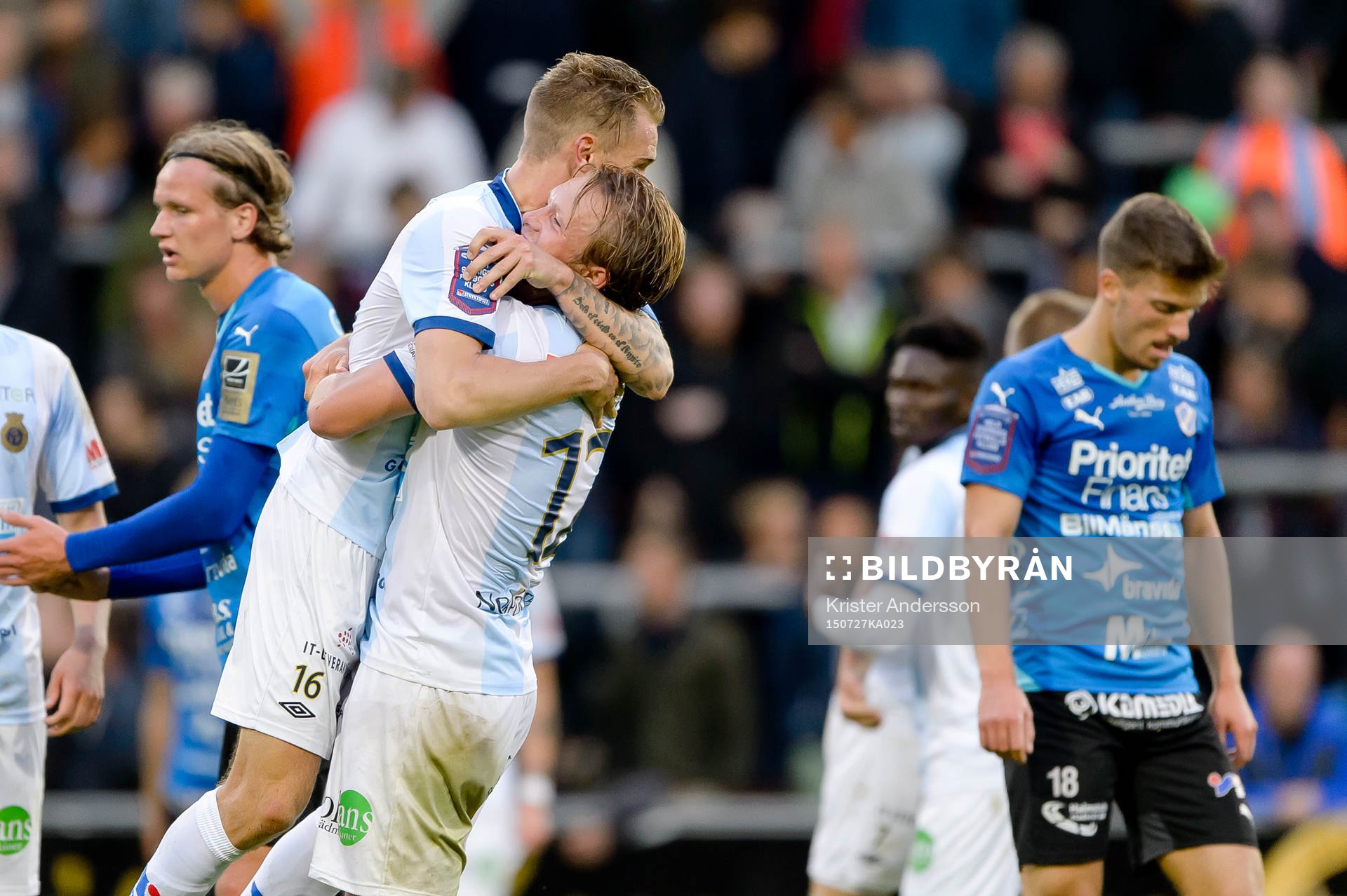Gefles David Fällman jublar tillsammans med målskytten Anders Bååth-Sjöblom efter en fotbollsmatch i Allsvenskan mellan Halmstad och Gefle den 27 juli 2015 i Halmstad.