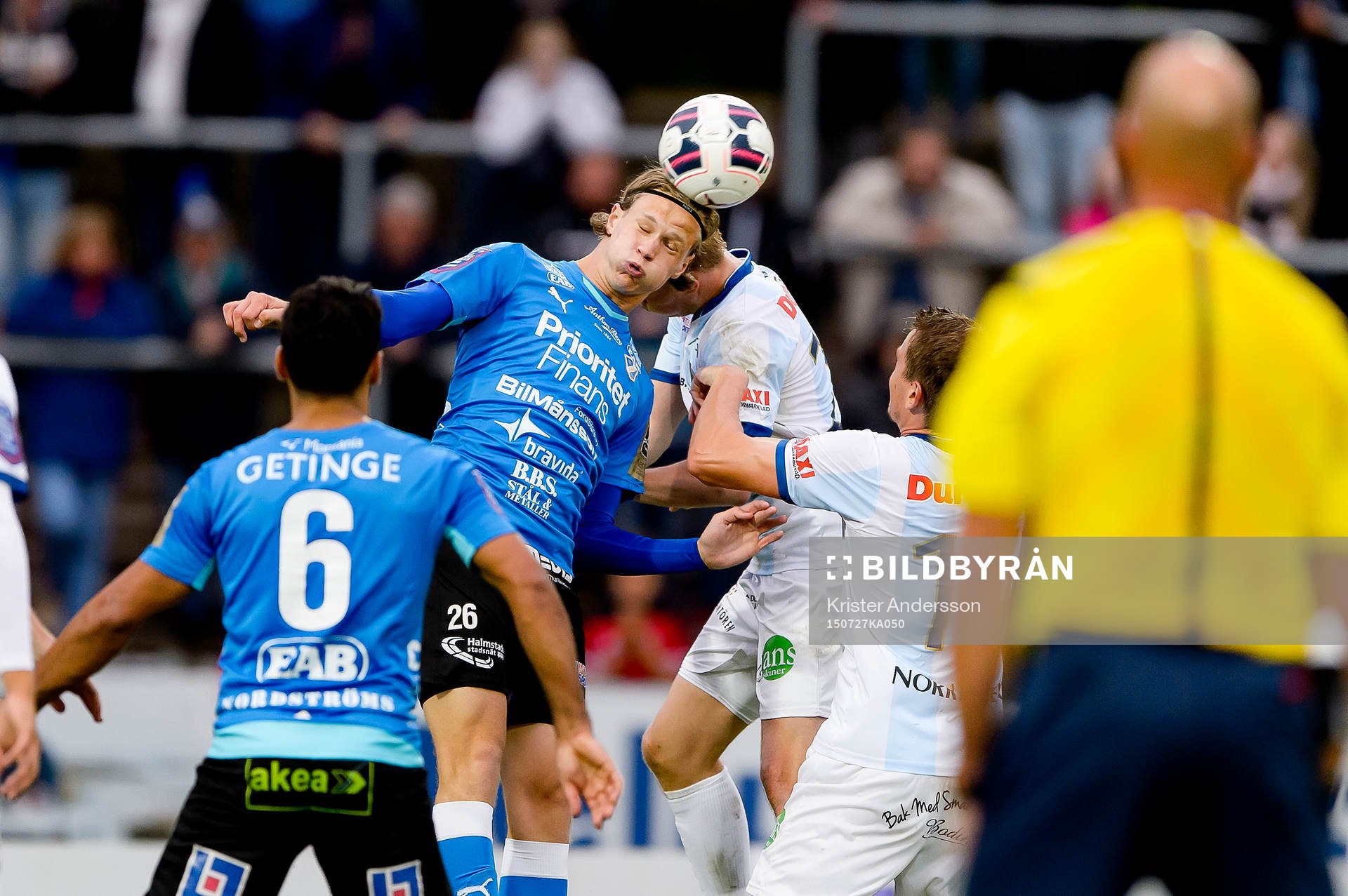 Halmstads Alexander Berntsson i nickduell under en fotbollsmatch i Allsvenskan mellan Halmstad och Gefle den 27 juli 2015 i Halmstad.