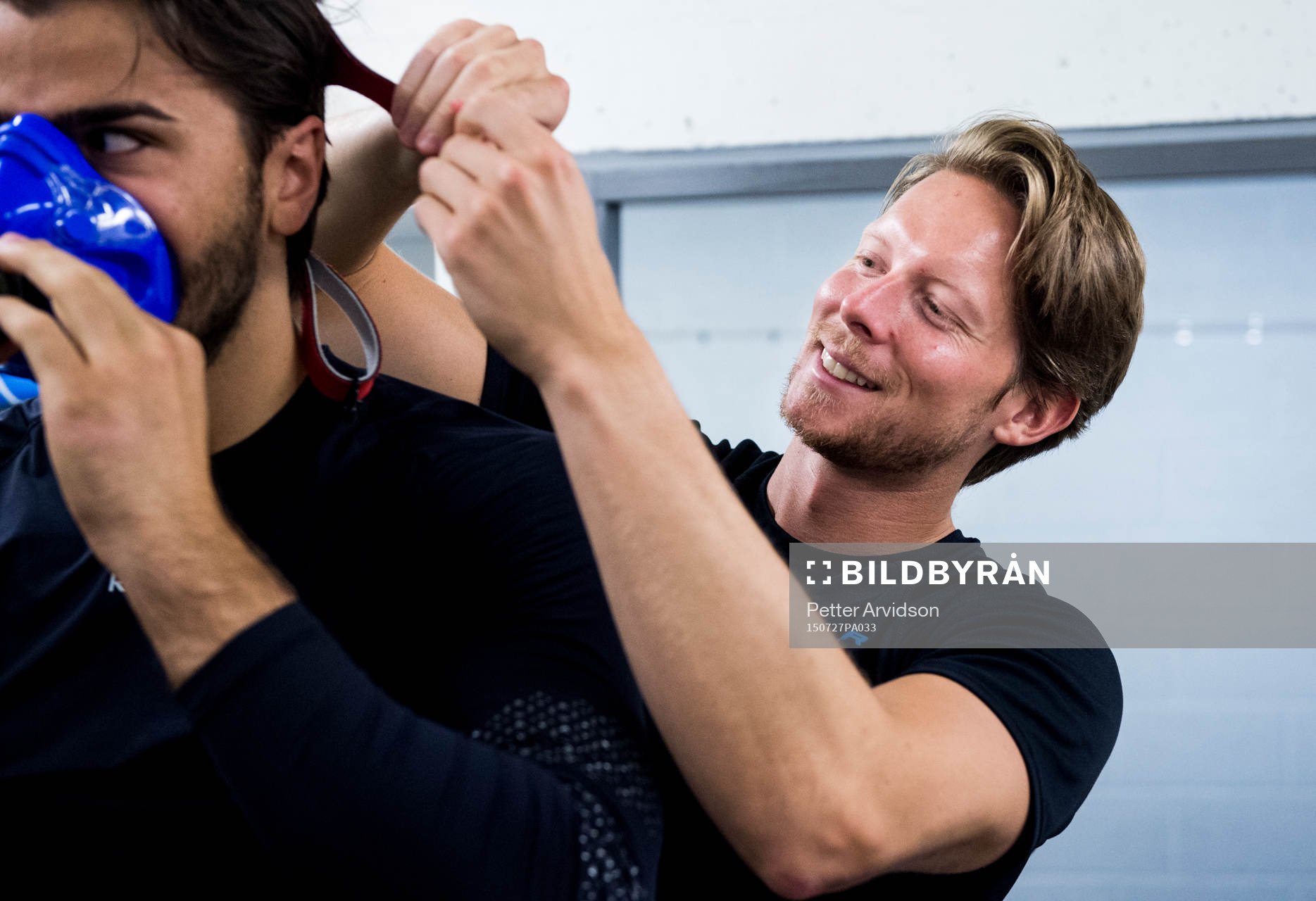 Rögles sjukgymnast Markus Pettersson fäster en aningsmask