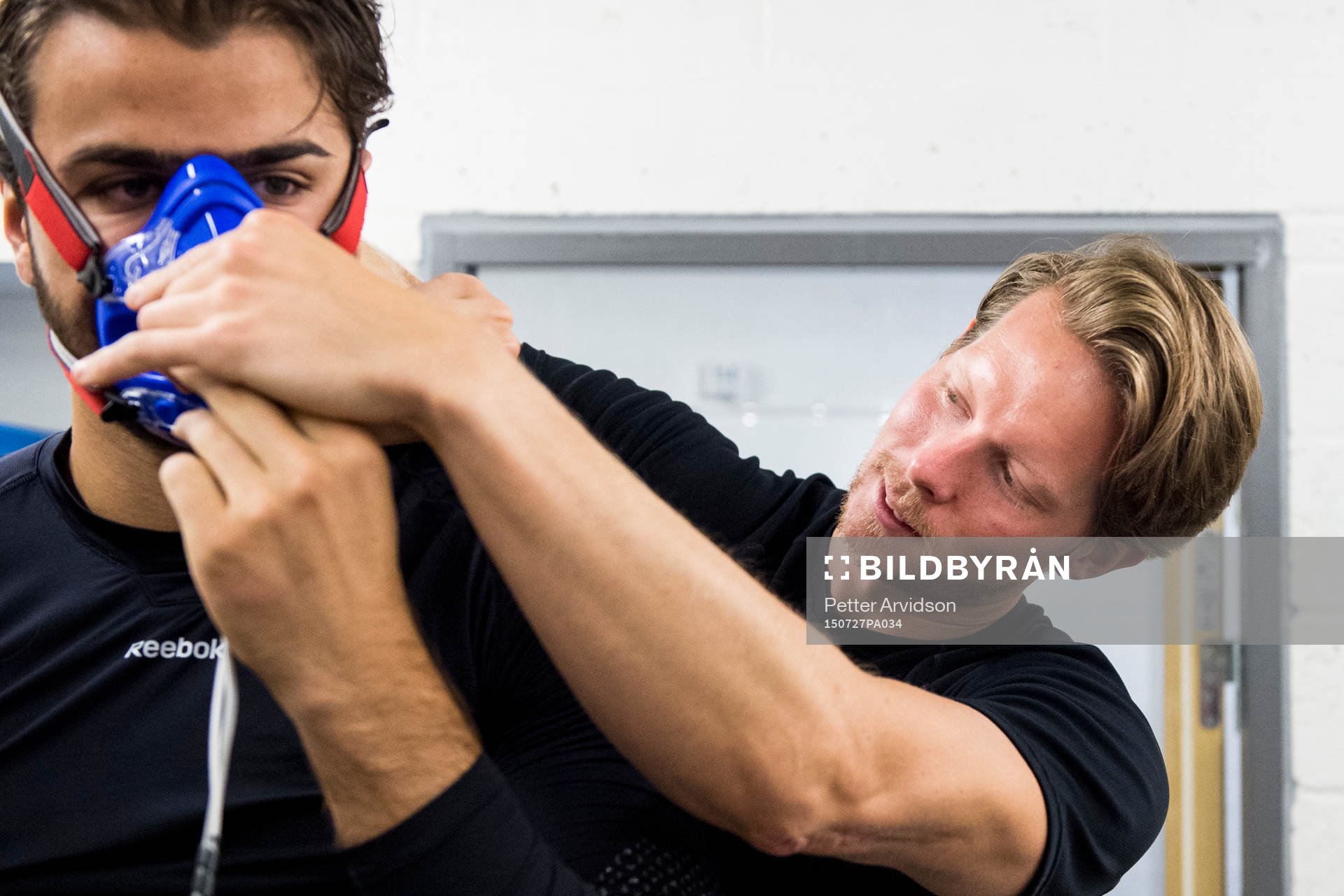 Rögles sjukgymnast Markus Pettersson fäster en aningsmask