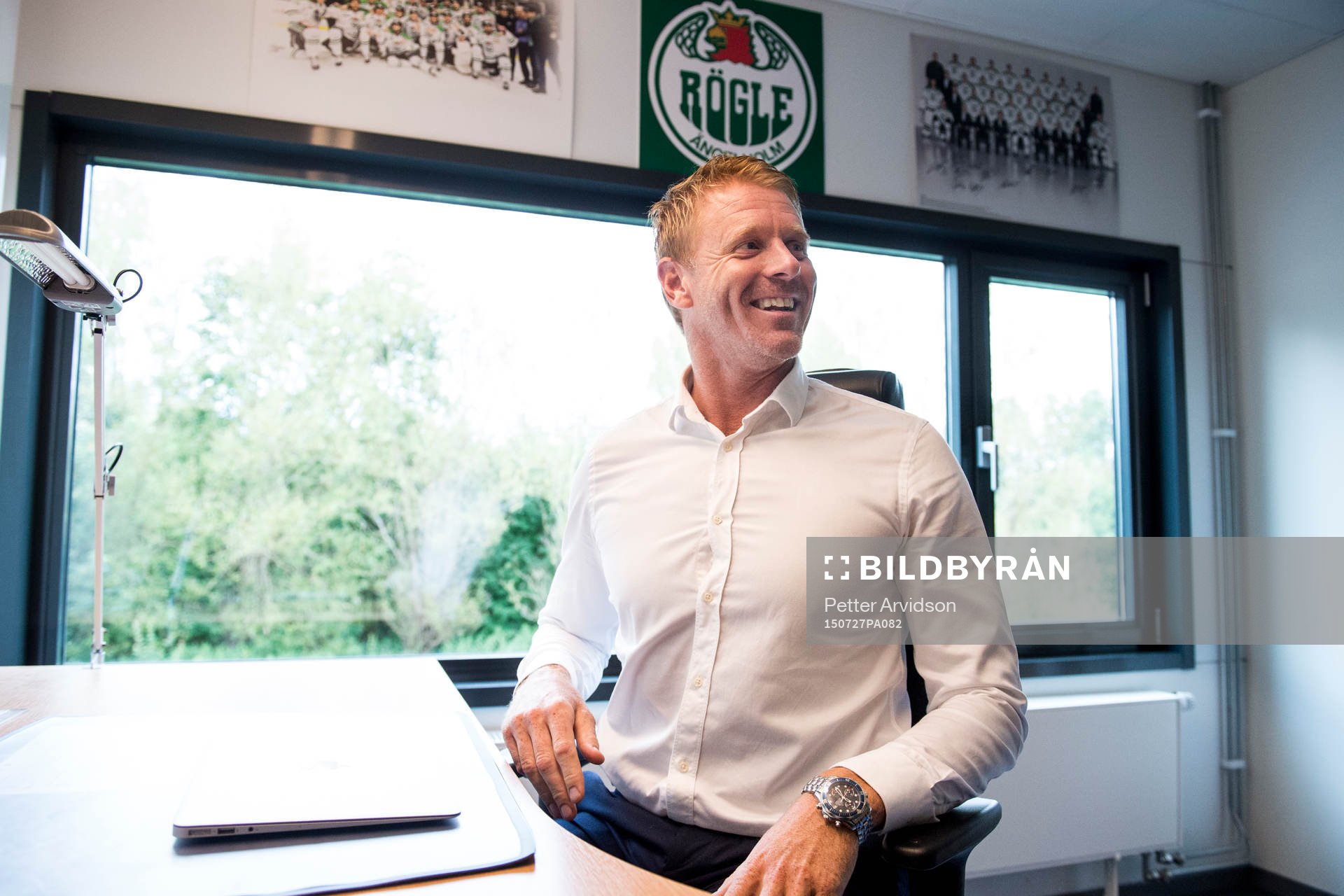 Rögles nya klubbdirektör Marcus Thuresson skrattar på