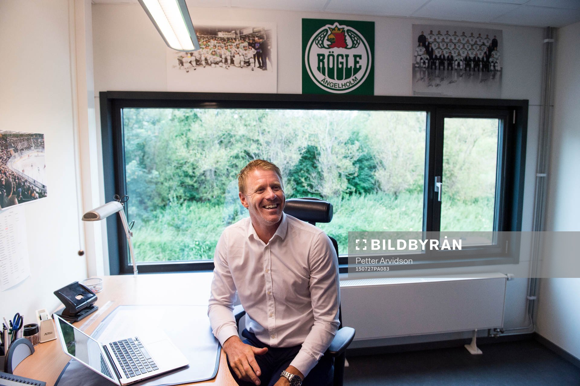 Rögles nya klubbdirektör Marcus Thuresson skrattar på