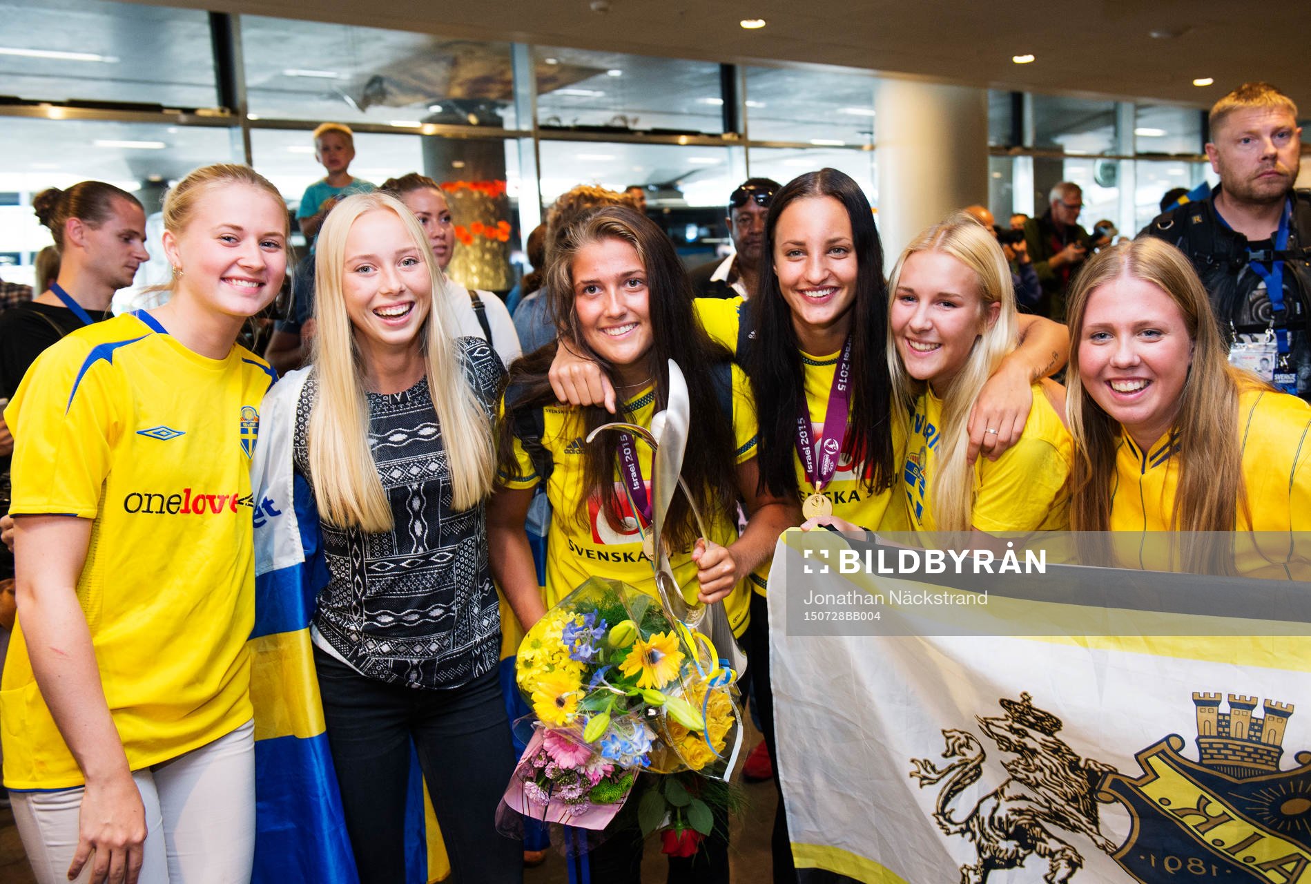 Sveriges F19-spelare hyllas för sitt EM-guld i fotboll vid