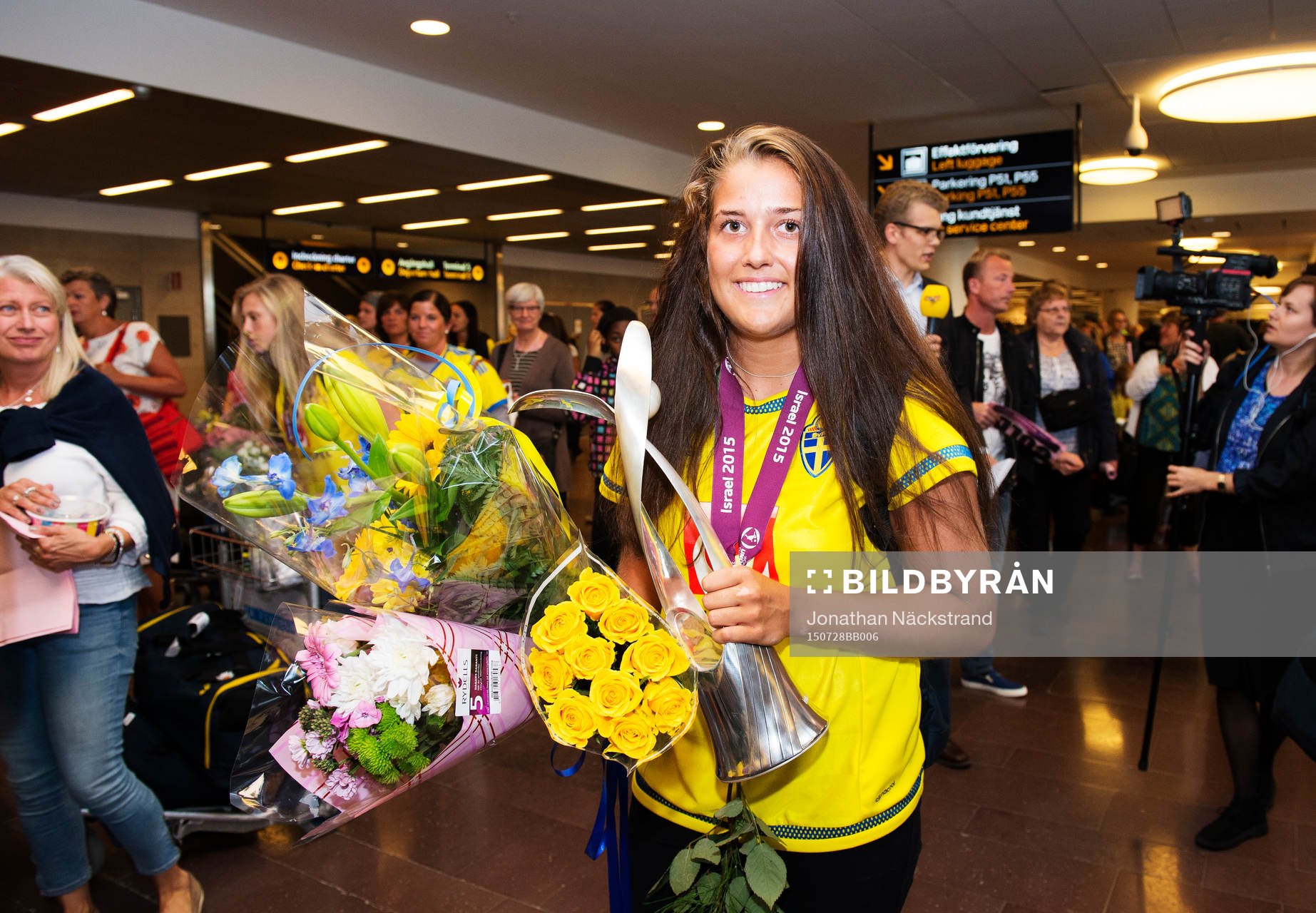 Filippa Angeldal håller i EM-pokalen när Sveriges
