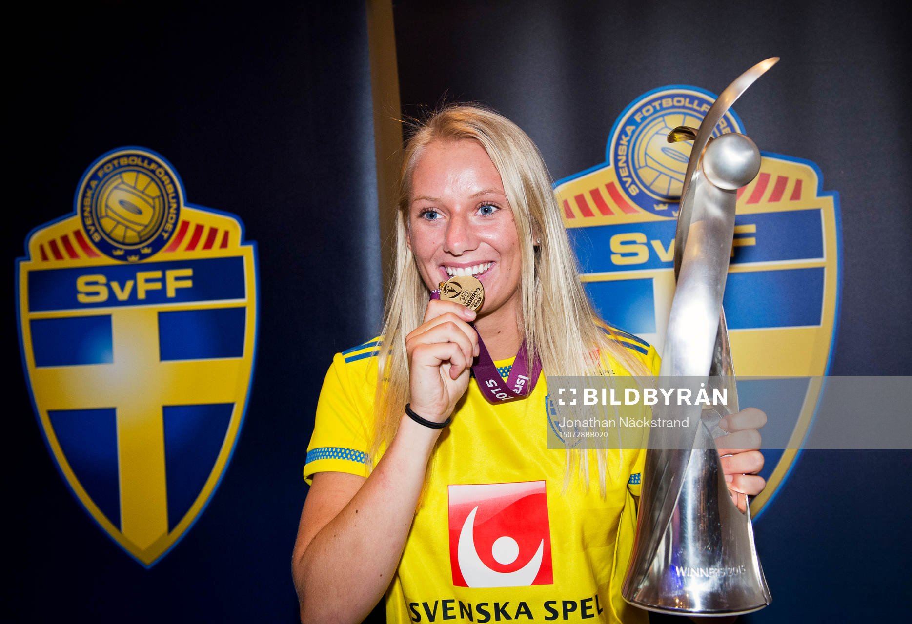 Sveriges F19-spelare Stina Blackstenius jublar för sitt EM-guld i fotboll vid en mottagning den 28 juli 2015 på Arlanda i Stockholm.