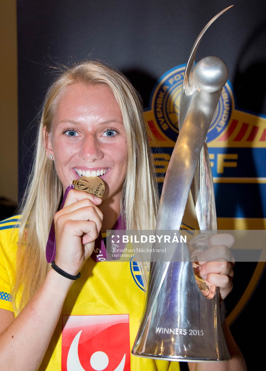 Sveriges F19-spelare Stina Blackstenius jublar för sitt EM-guld i fotboll vid en mottagning den 28 juli 2015 på Arlanda i Stockholm.