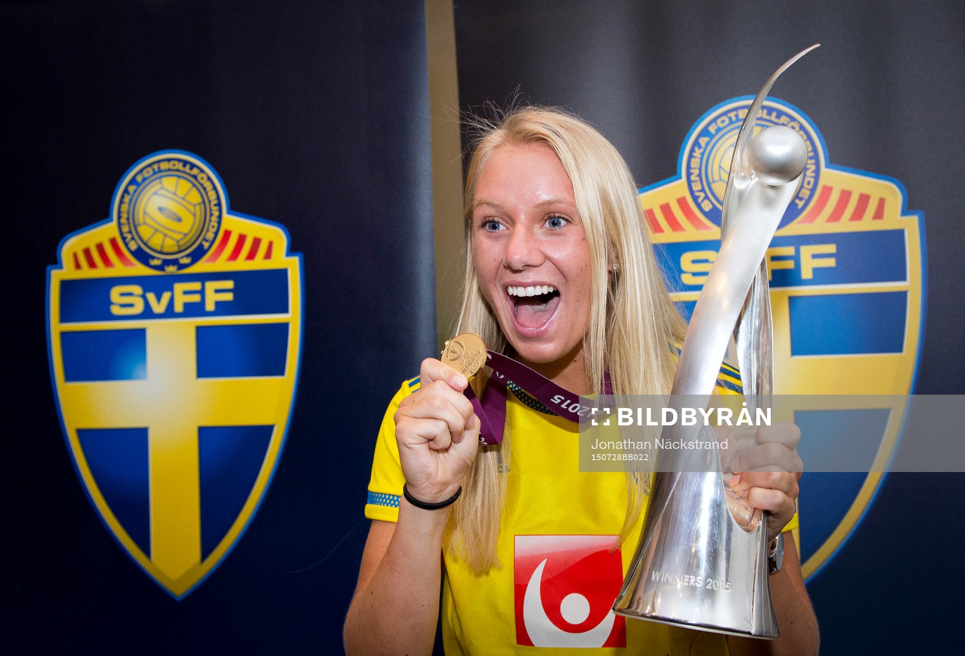 Sveriges F19-spelaren Stina Blackstenius jublar för sitt EM-guld i fotboll vid en mottagning den 28 juli 2015 på Arlanda i Stockholm.