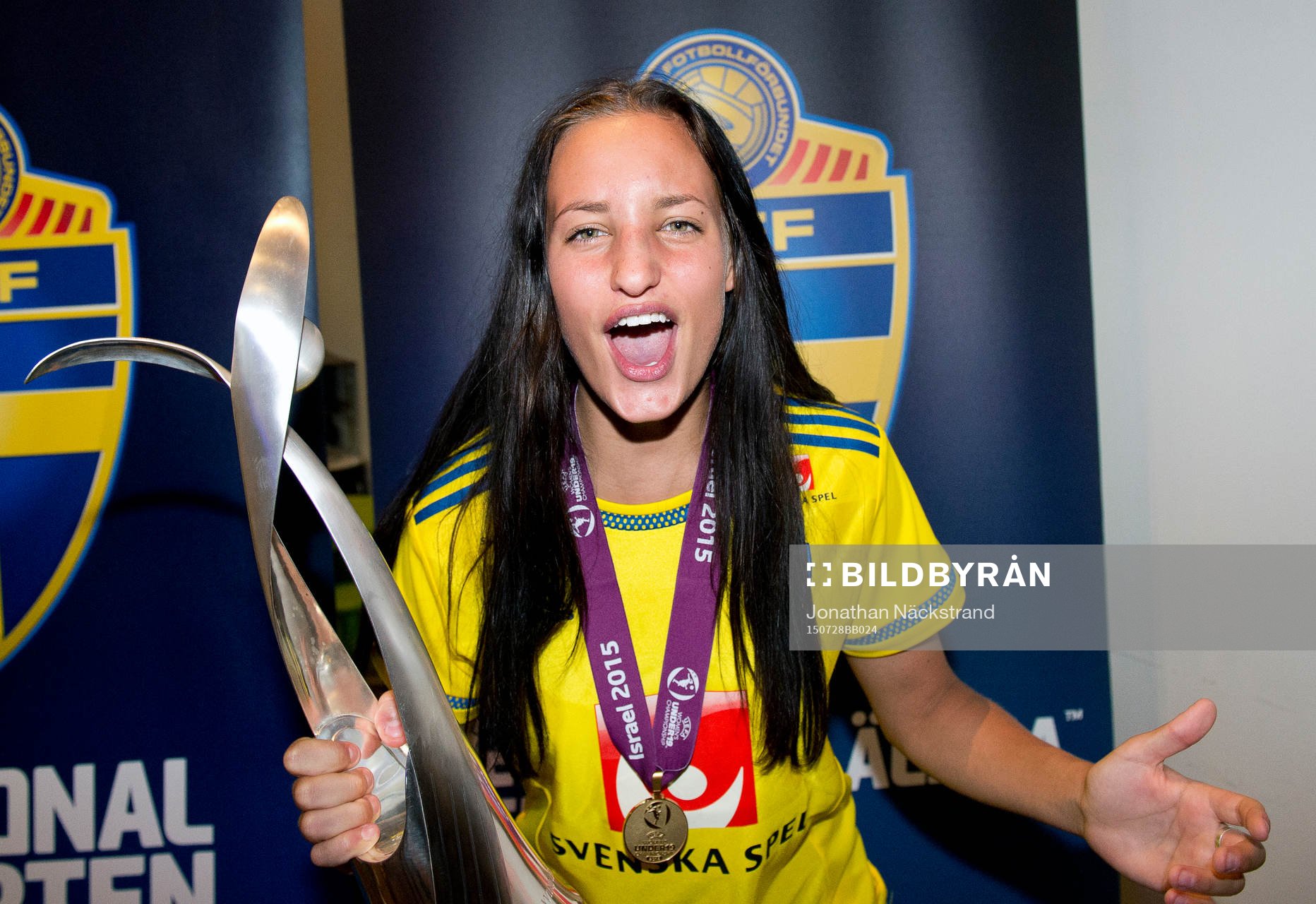 Sveriges F19-spelare Nathalie Björn firar sitt EM-guld i