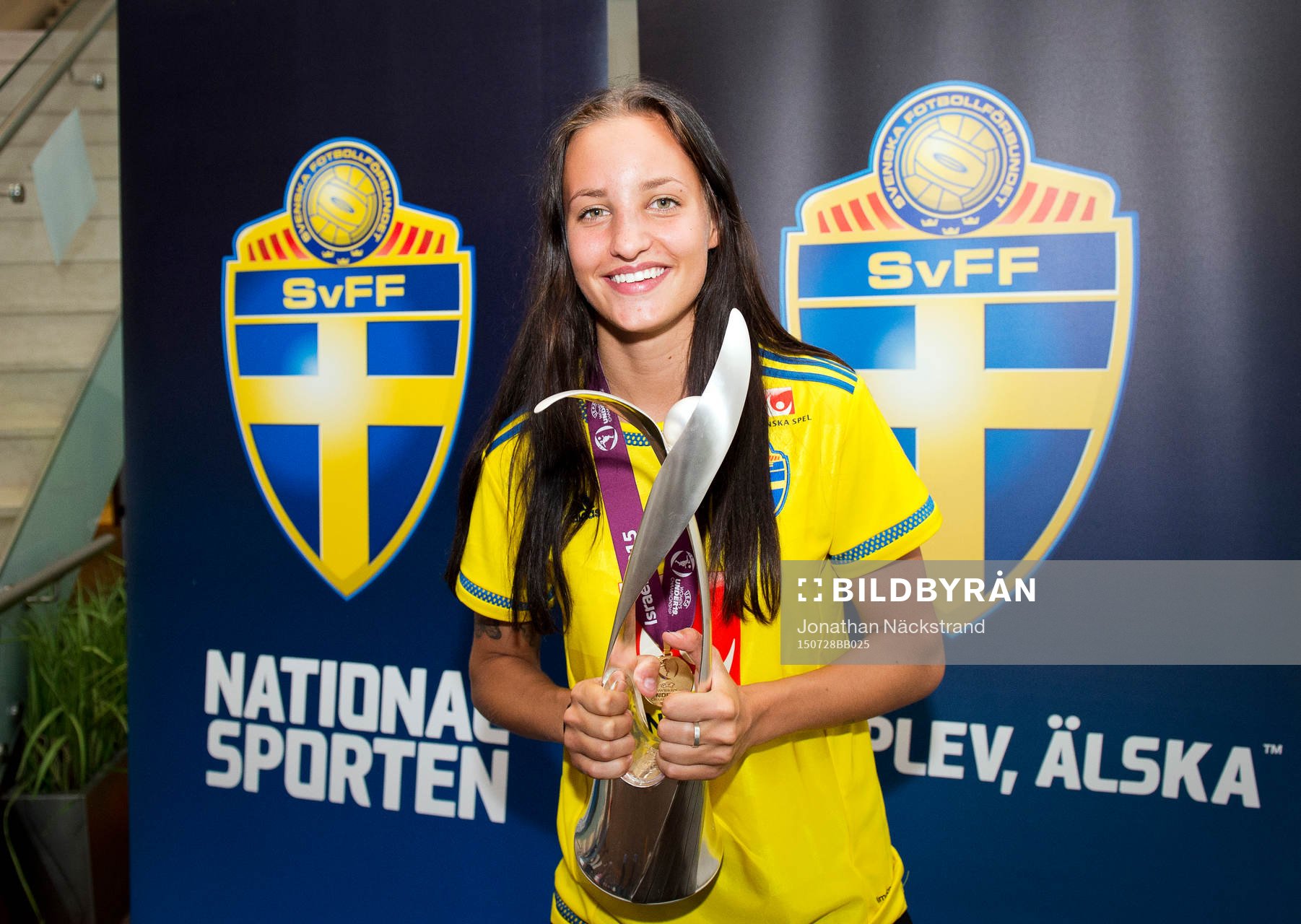 Sveriges F19-spelare Nathalie Björn firar sitt EM-guld i