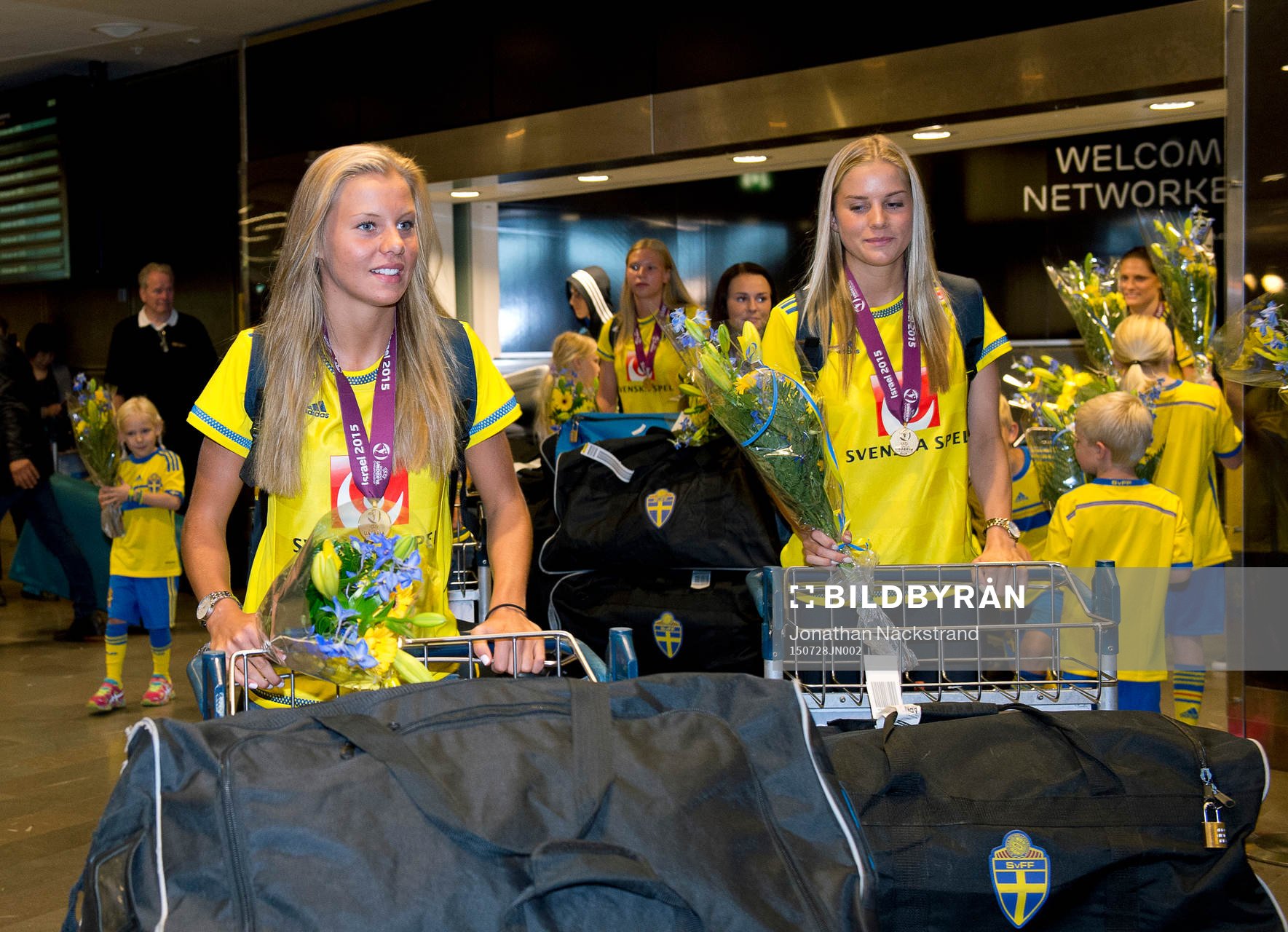 Sveriges F19-spelare hyllas för sitt EM-guld i fotboll vid