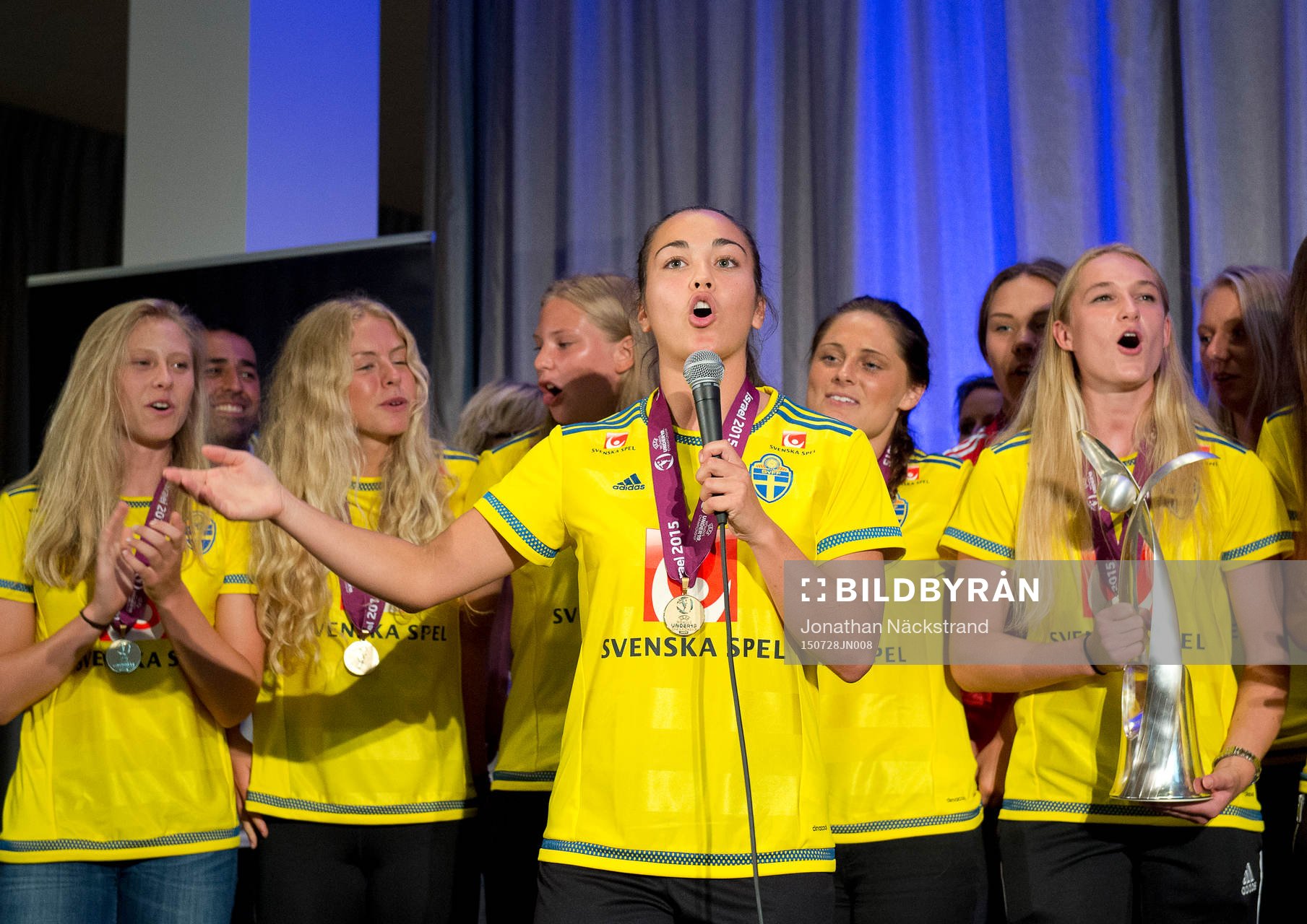 Sveriges F19-spelare Michelle De Jongh sjunger vid en