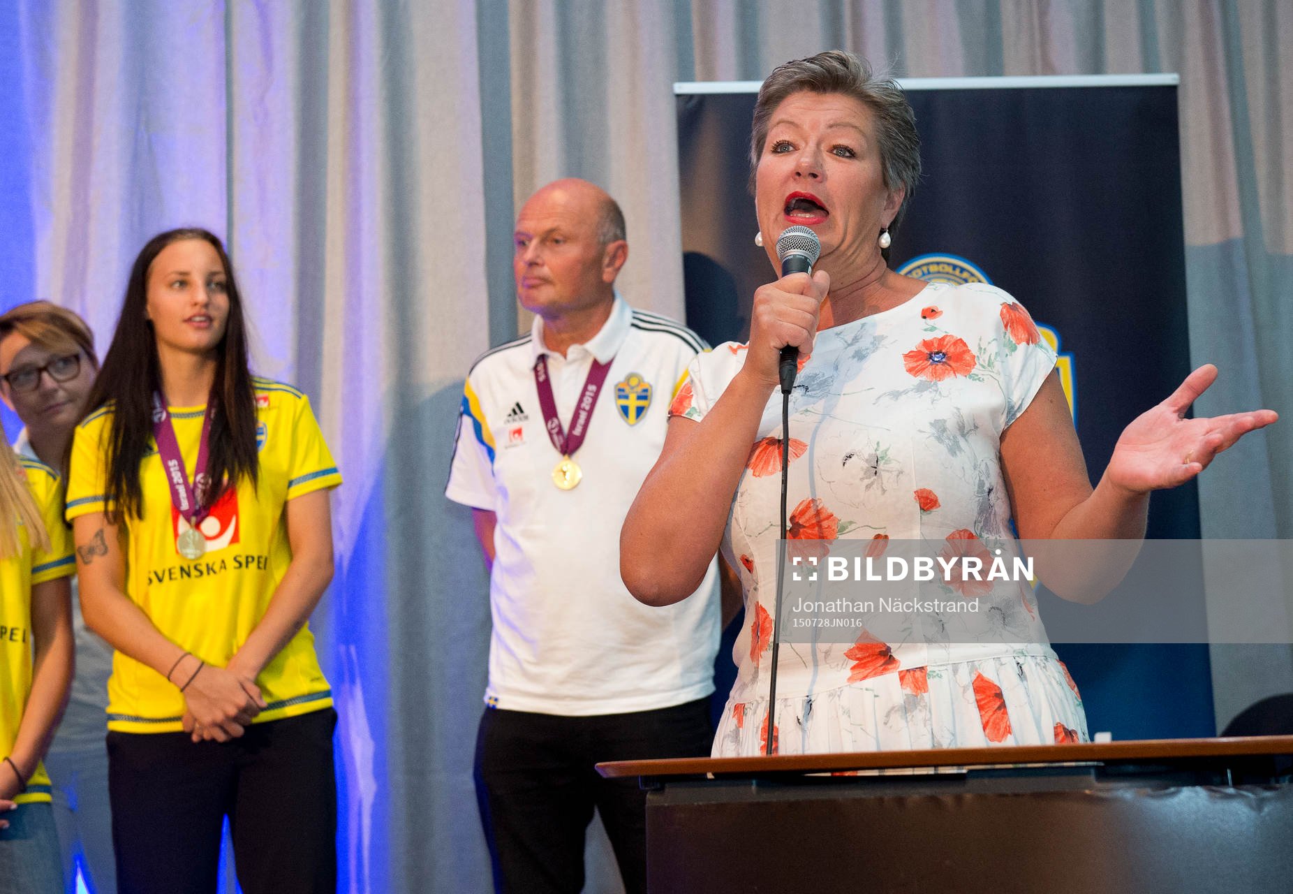 Sveriges F19-spelare hyllas för sitt EM-guld i fotboll av Ylva Johansson, Sveriges arbetsmarknadsminister vid en mottagning den 28 juli 2015 på Arlanda i Stockholm.