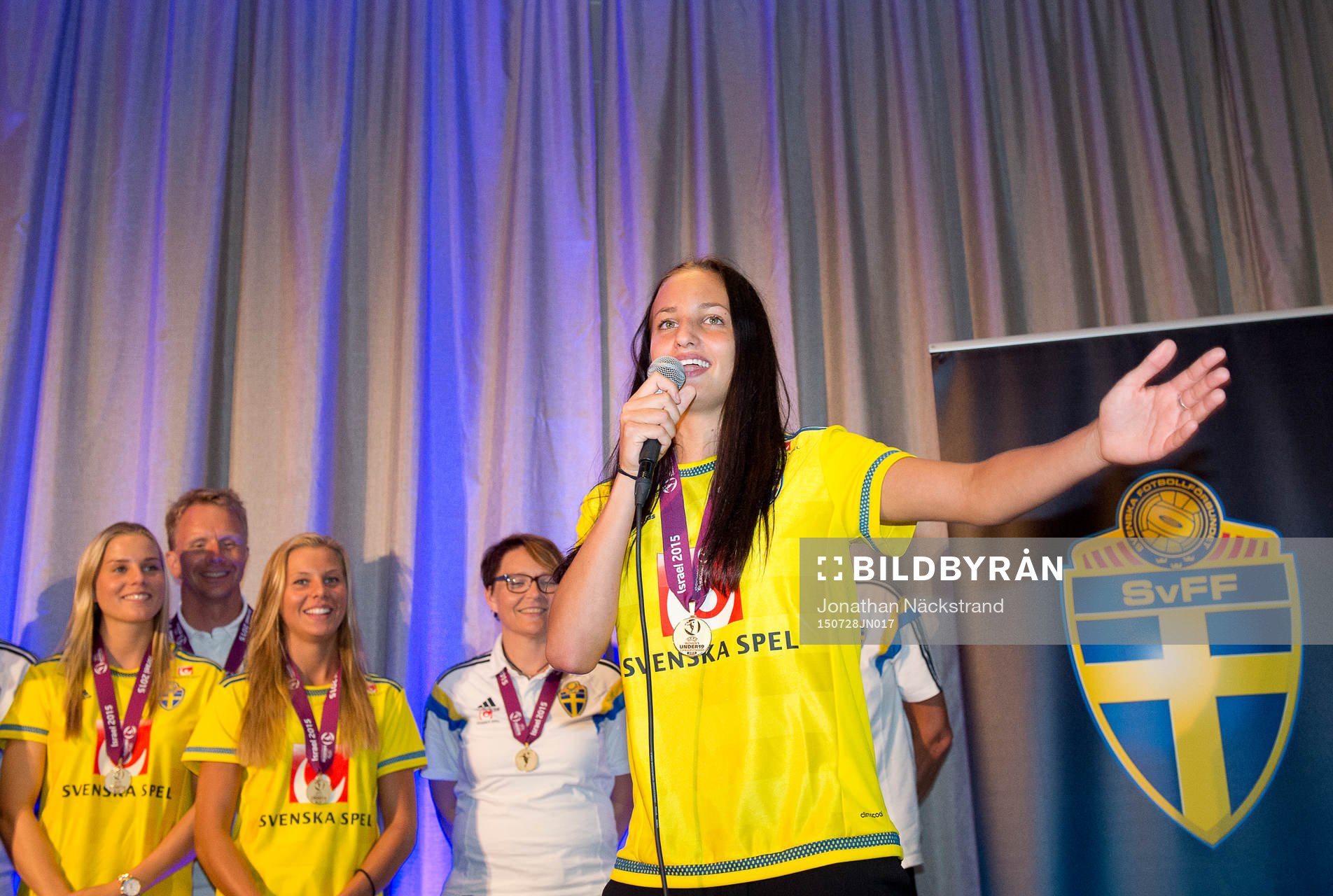 Sveriges F19-spelare Nathalie Björn sjunger med laget för deras EM-guld i fotboll vid en mottagning den 28 juli 2015 på Arlanda i Stockholm.
