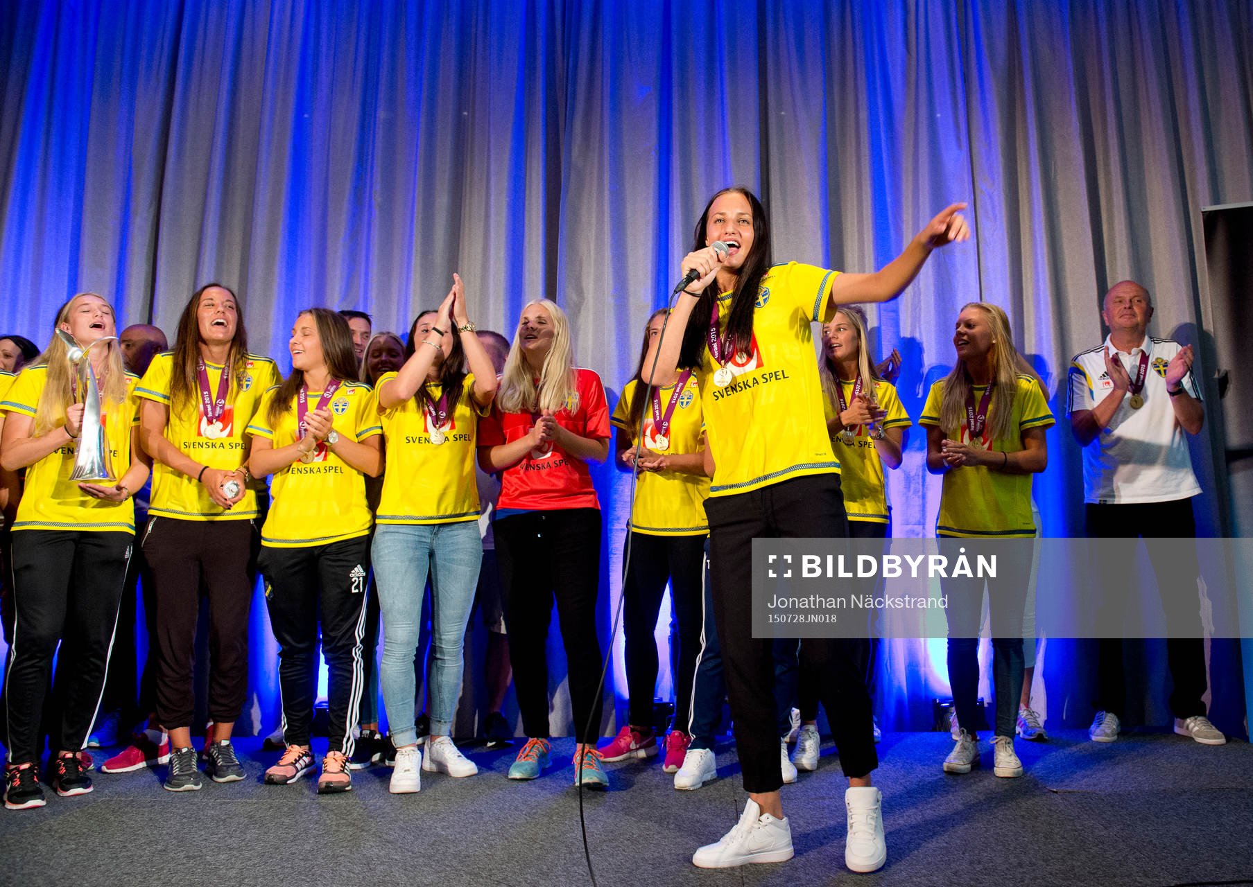 Sveriges F19-spelare Nathalie Björn sjunger med laget för deras EM-guld i fotboll vid en mottagning den 28 juli 2015 på Arlanda i Stockholm.