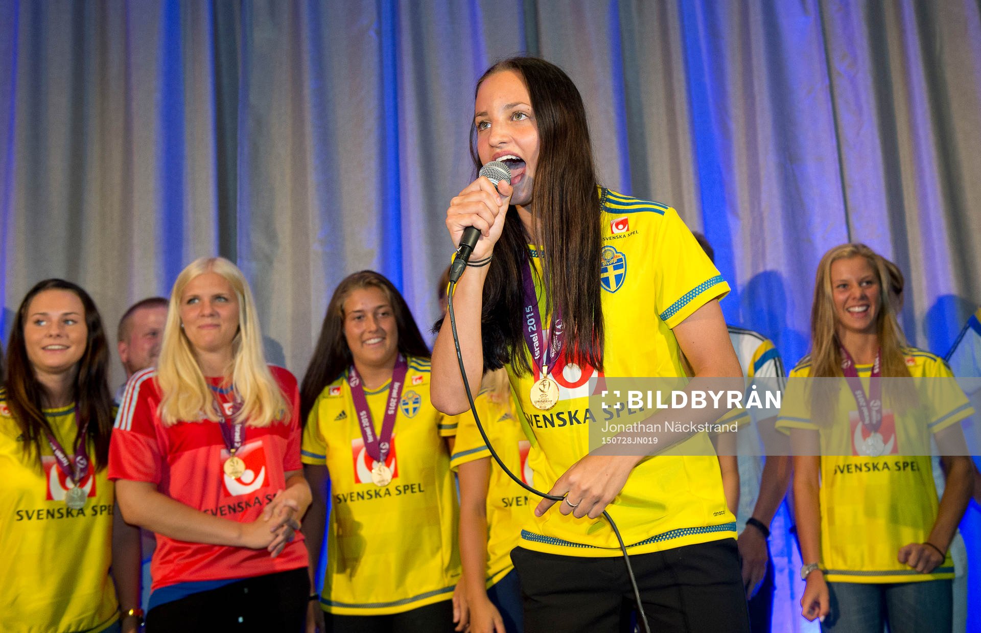 Sveriges F19-spelare Nathalie Björn sjunger med laget för deras EM-guld i fotboll vid en mottagning den 28 juli 2015 på Arlanda i Stockholm.