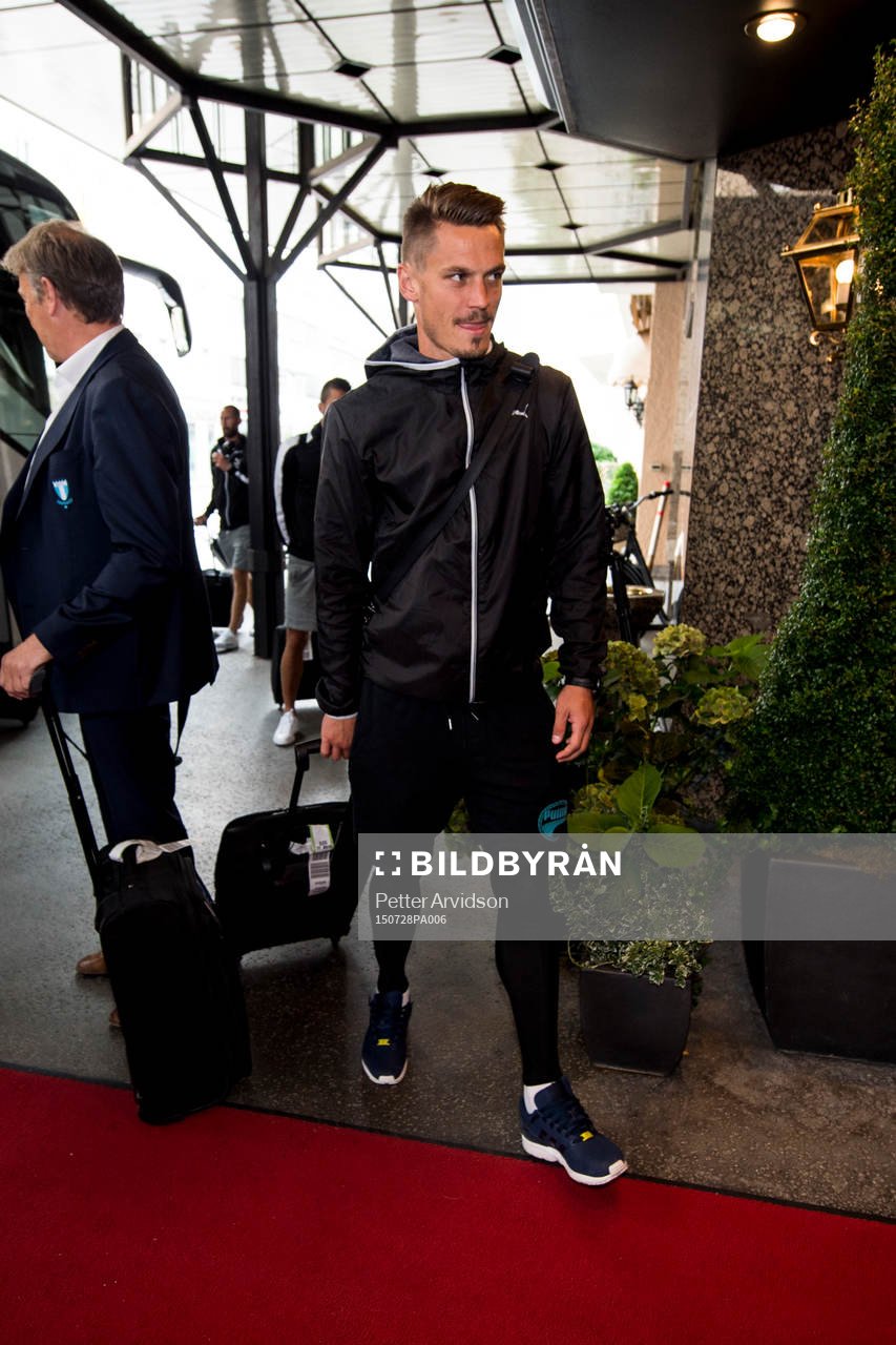 Malmö FFs Markus Rosenberg anländer till spelarhotellet inför kvalet till Champions League den 28 juli 2015 i Salzburg.