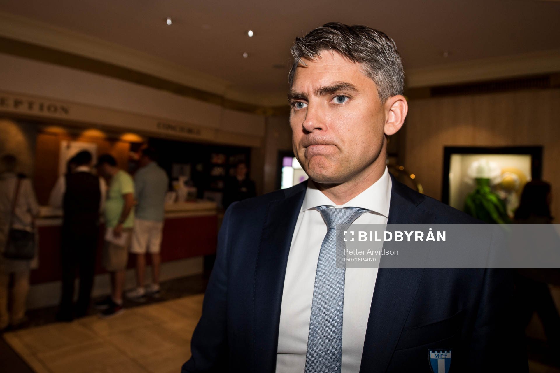 Malmö FFs VD Niclas Carlnén ser sammanbiten ut när han