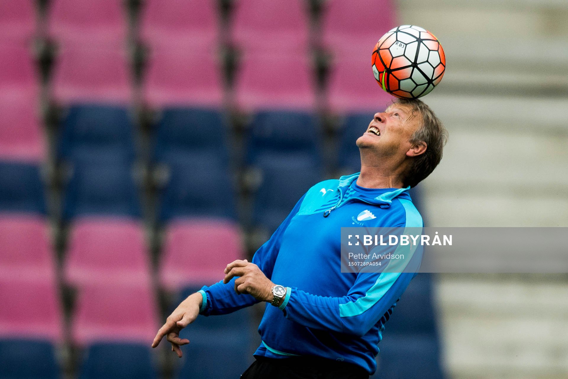Malmö FFs tränare Åge Hareide nickar en boll