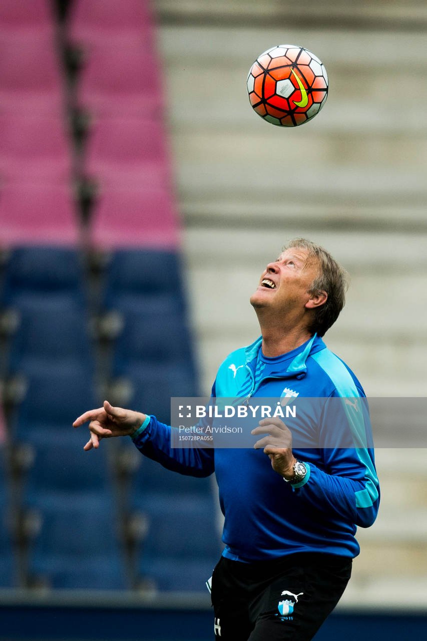 Malmö FFs tränare Åge Hareide nickar en boll