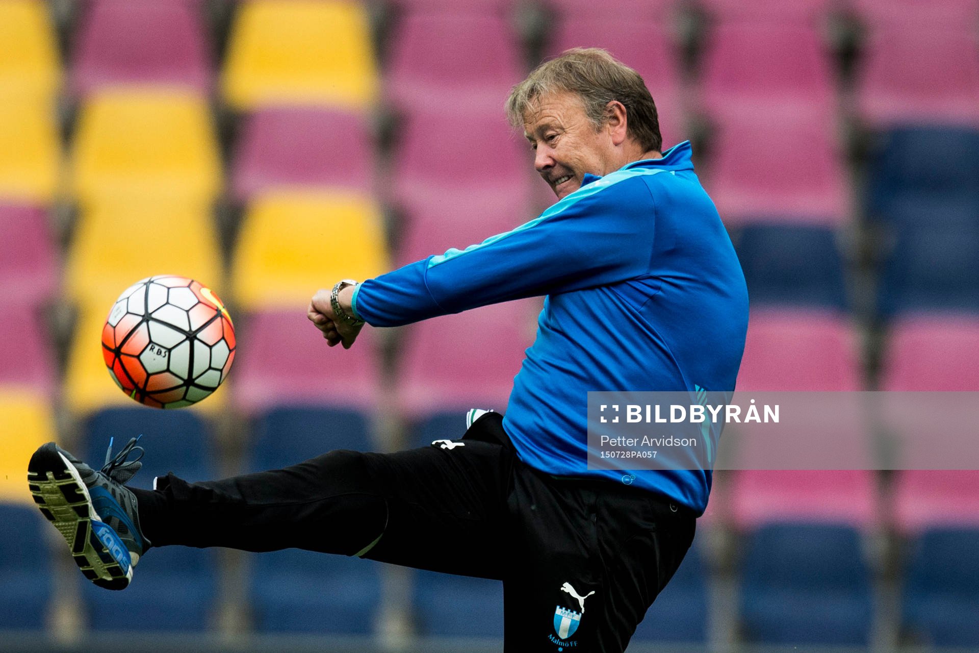 Malmö FFs tränare Åge Hareide skjuter iväg en boll