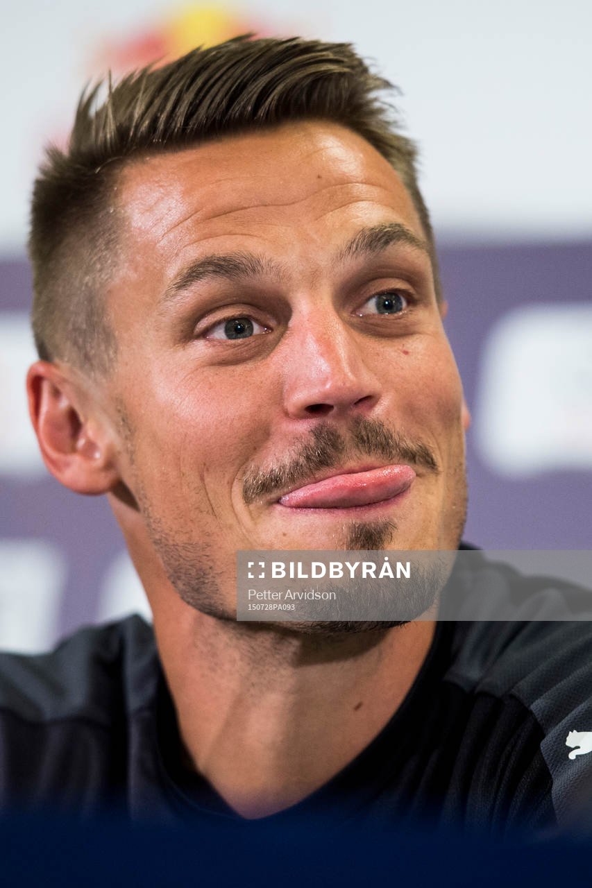 Malmö FFs Markus Rosenberg räcker ut tungan