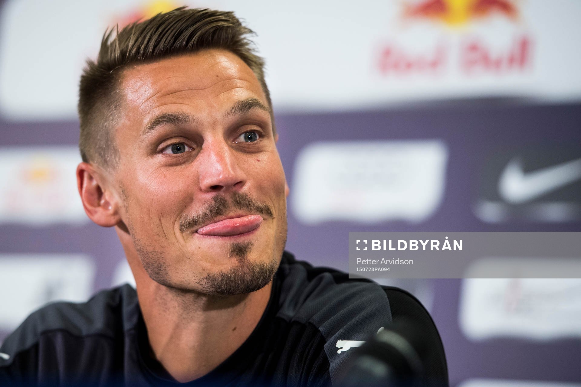 Malmö FFs Markus Rosenberg räcker ut tungan