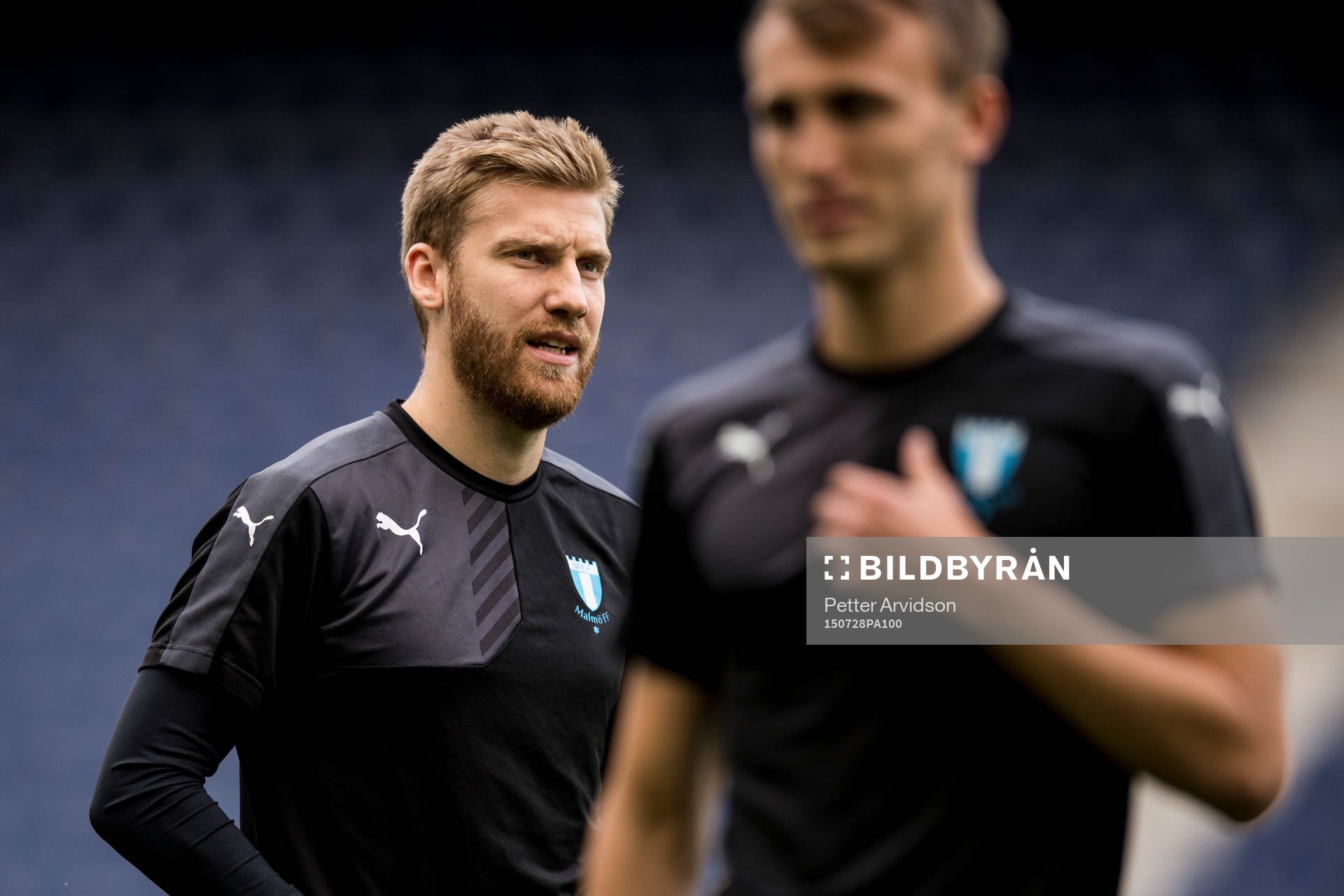 Malmö FFs Rasmus Bengtsson och i förgrunden Magnus Wolff