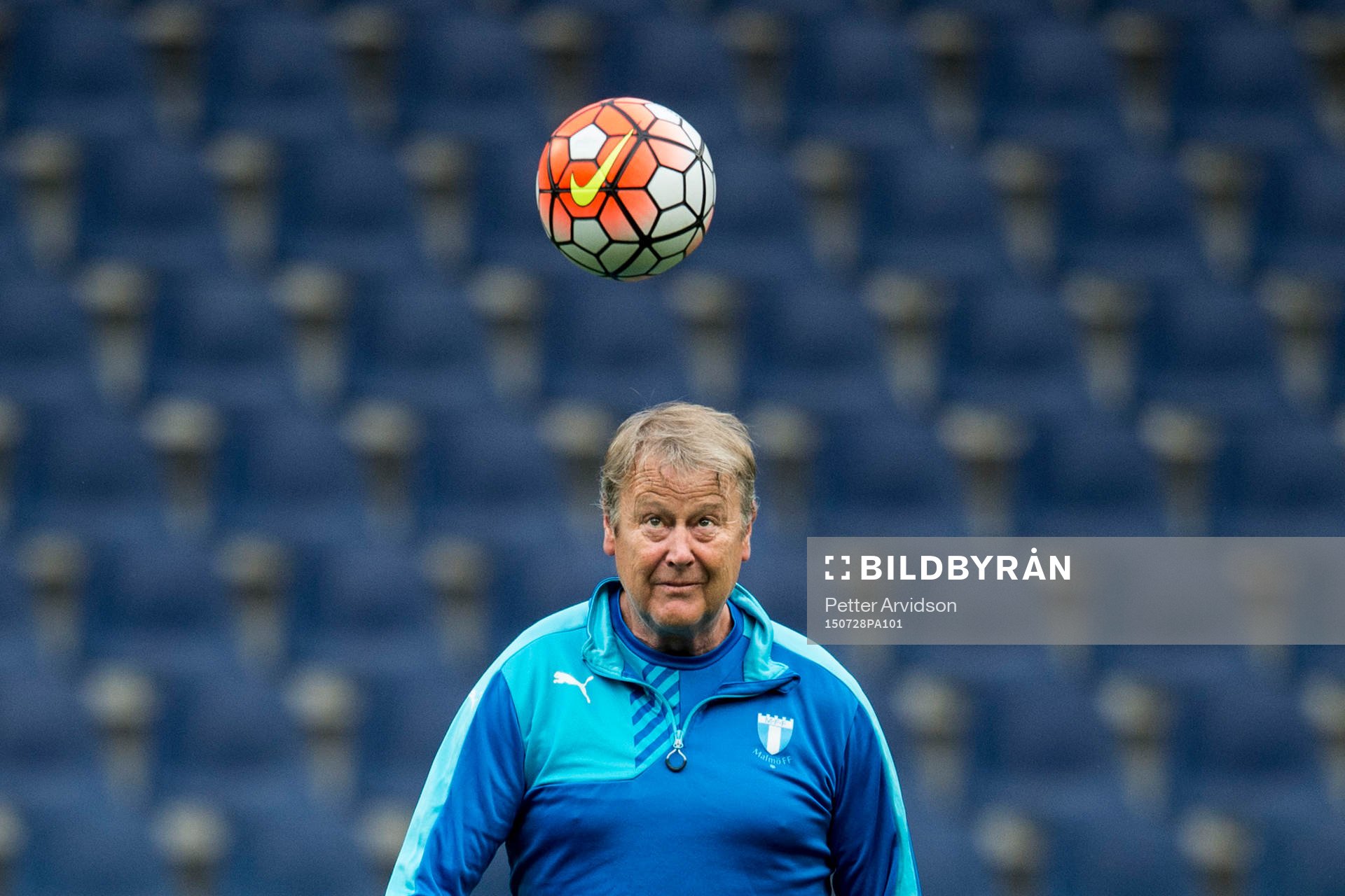 Malmö FFs tränare Åge Hareide nickar en boll