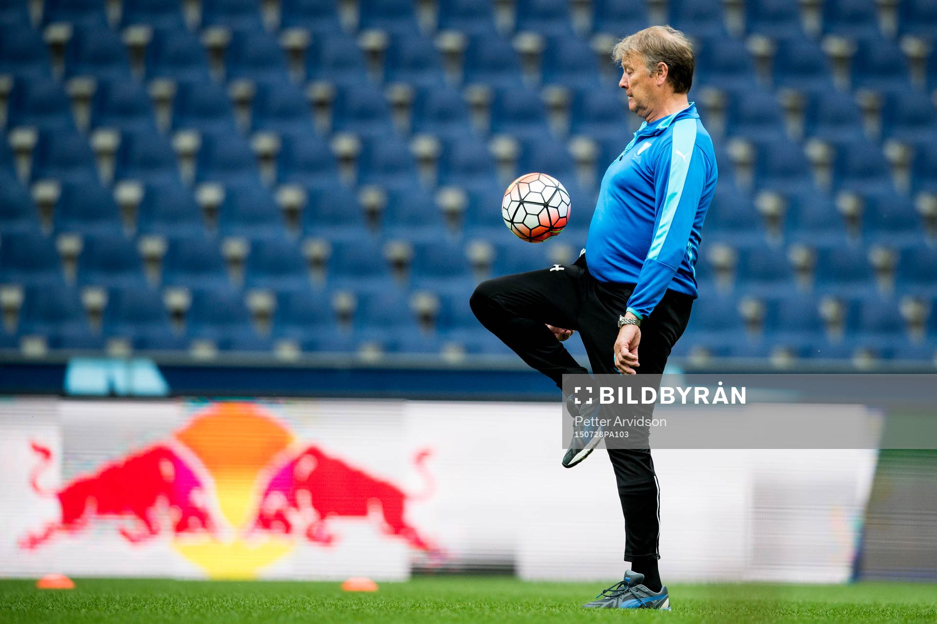 Malmö FFs tränare Åge Hareide trixar med en boll under en träning inför kvalet till Champions League den 28 juli 2015 i Salzburg.