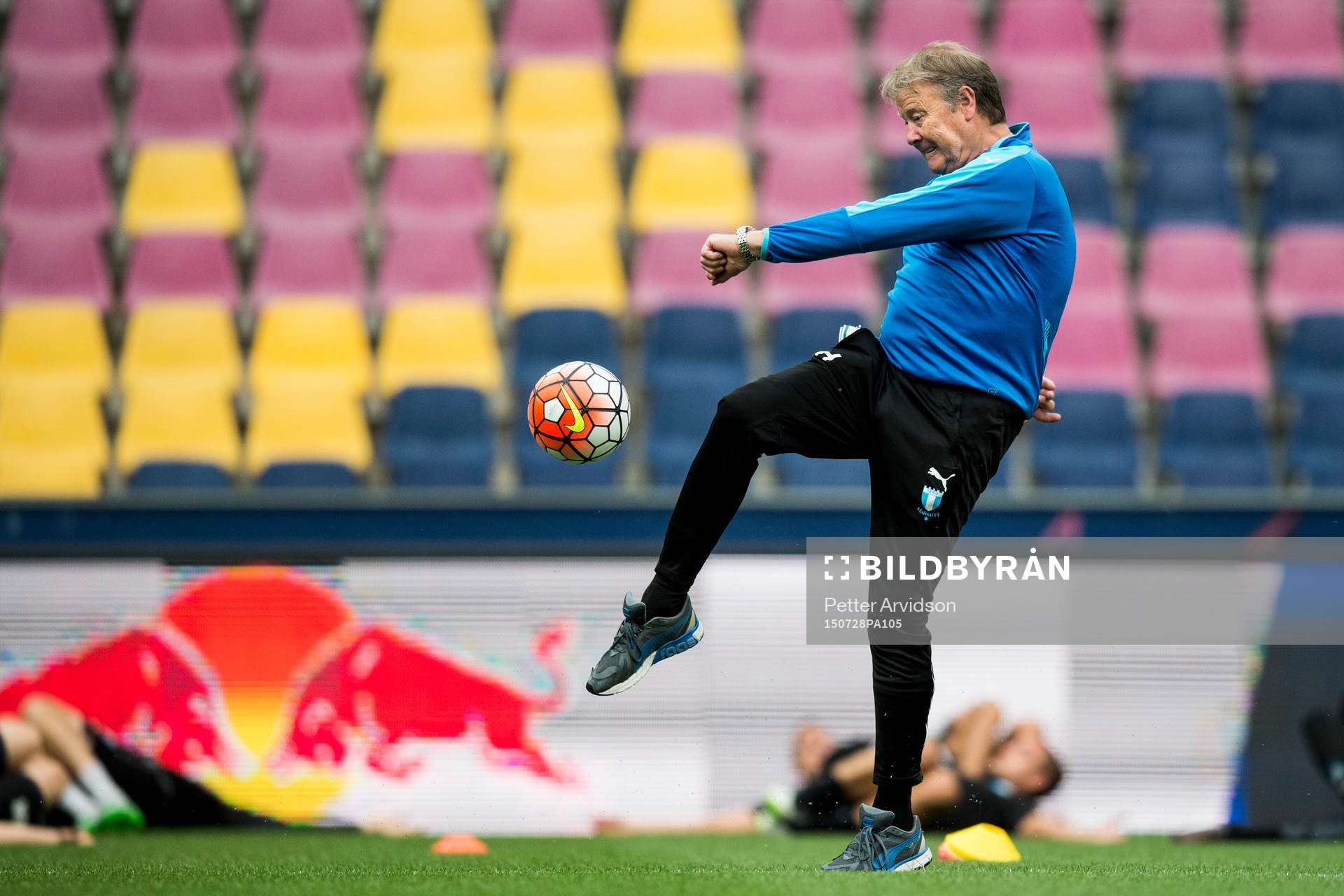 Malmö FFs tränare Åge Hareide skjuter iväg en boll