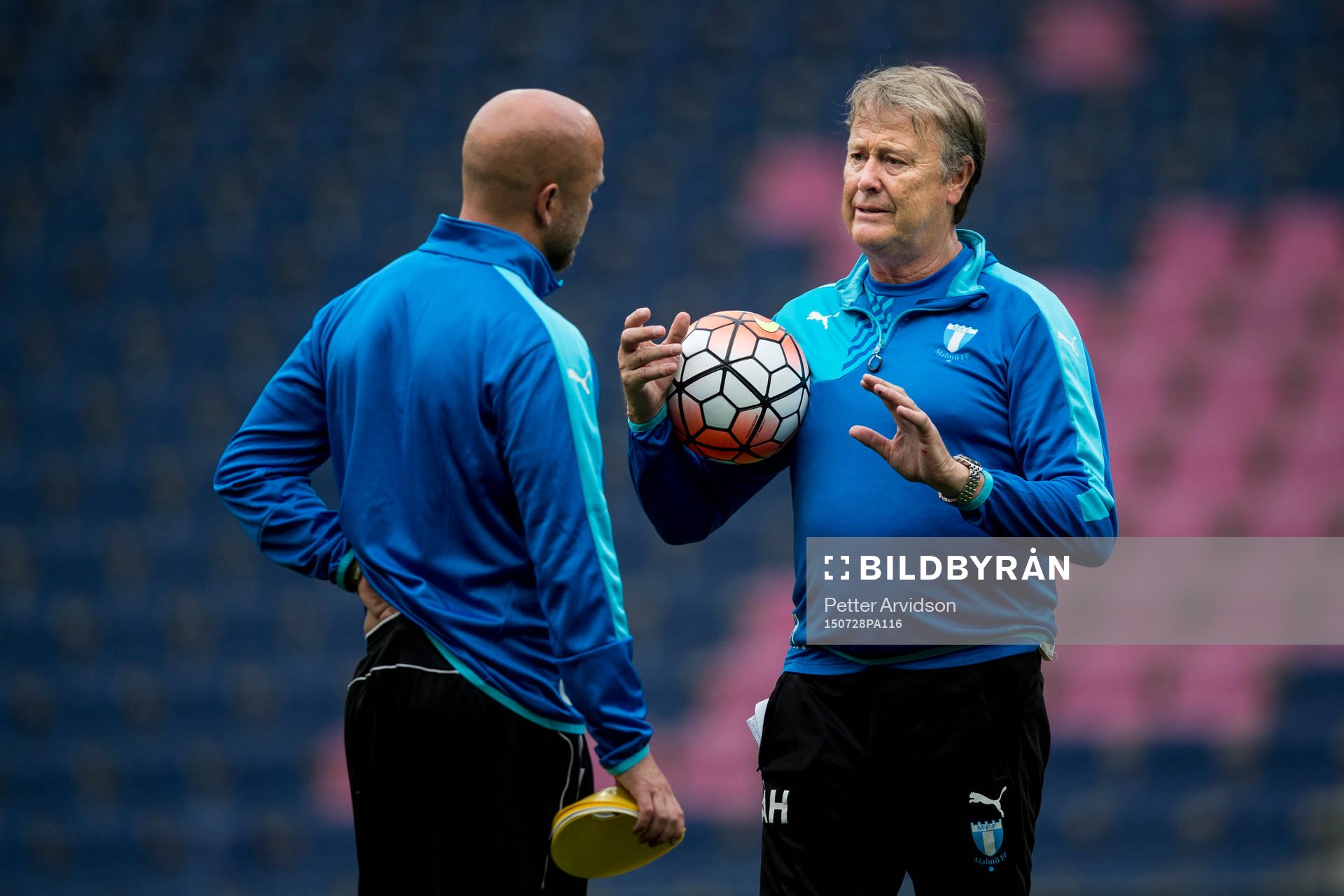 Malmö FFs tränare Åge Hareide pratar med assisterande