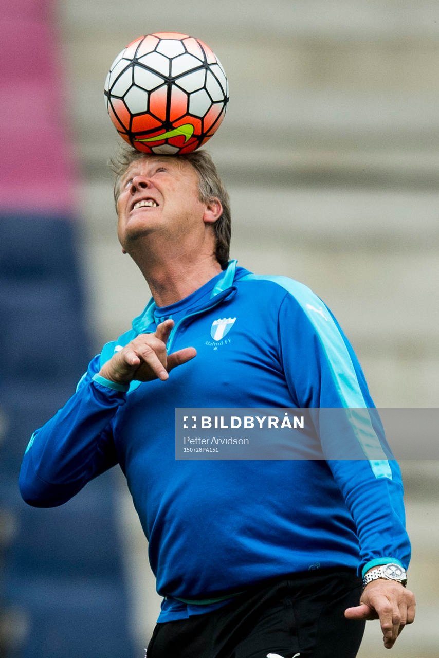 Malmö FFs tränare Åge Hareide med en boll på huvudet