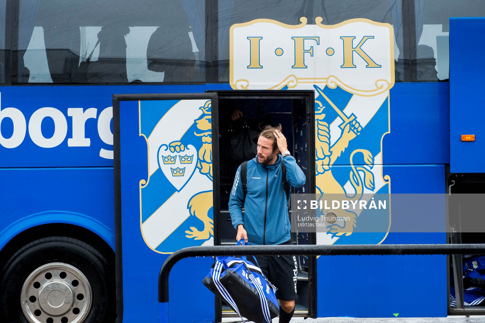 IFK Göteborgs Mattias Bjärsmyr går av spelarbussen när