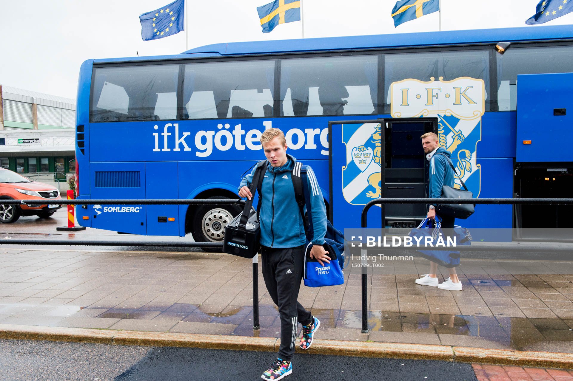 IFK Göteborgs Gustav Engvall går av spelarbussen när
